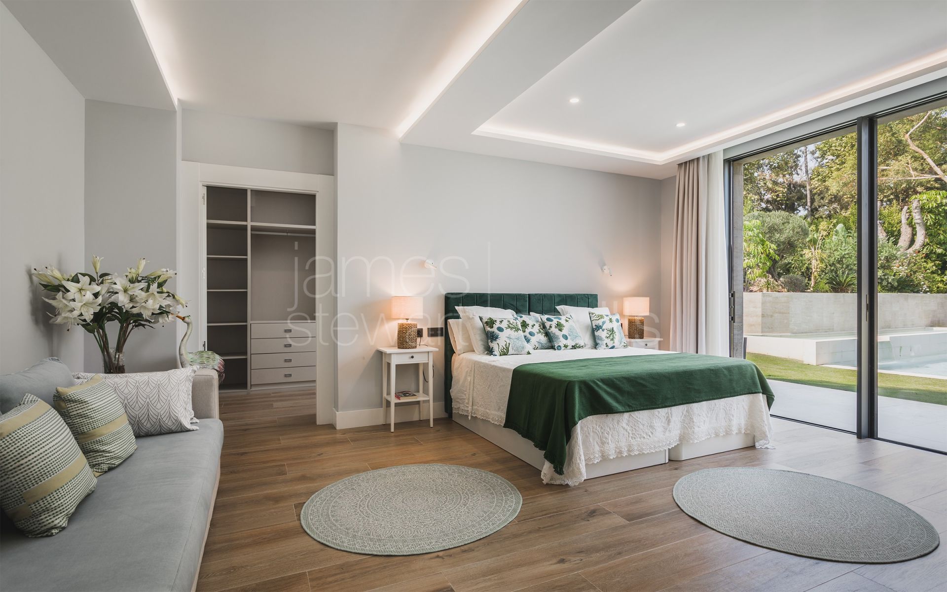 Impresionante villa recién terminada en la zona de Reyes y Reinas en Sotogrande.