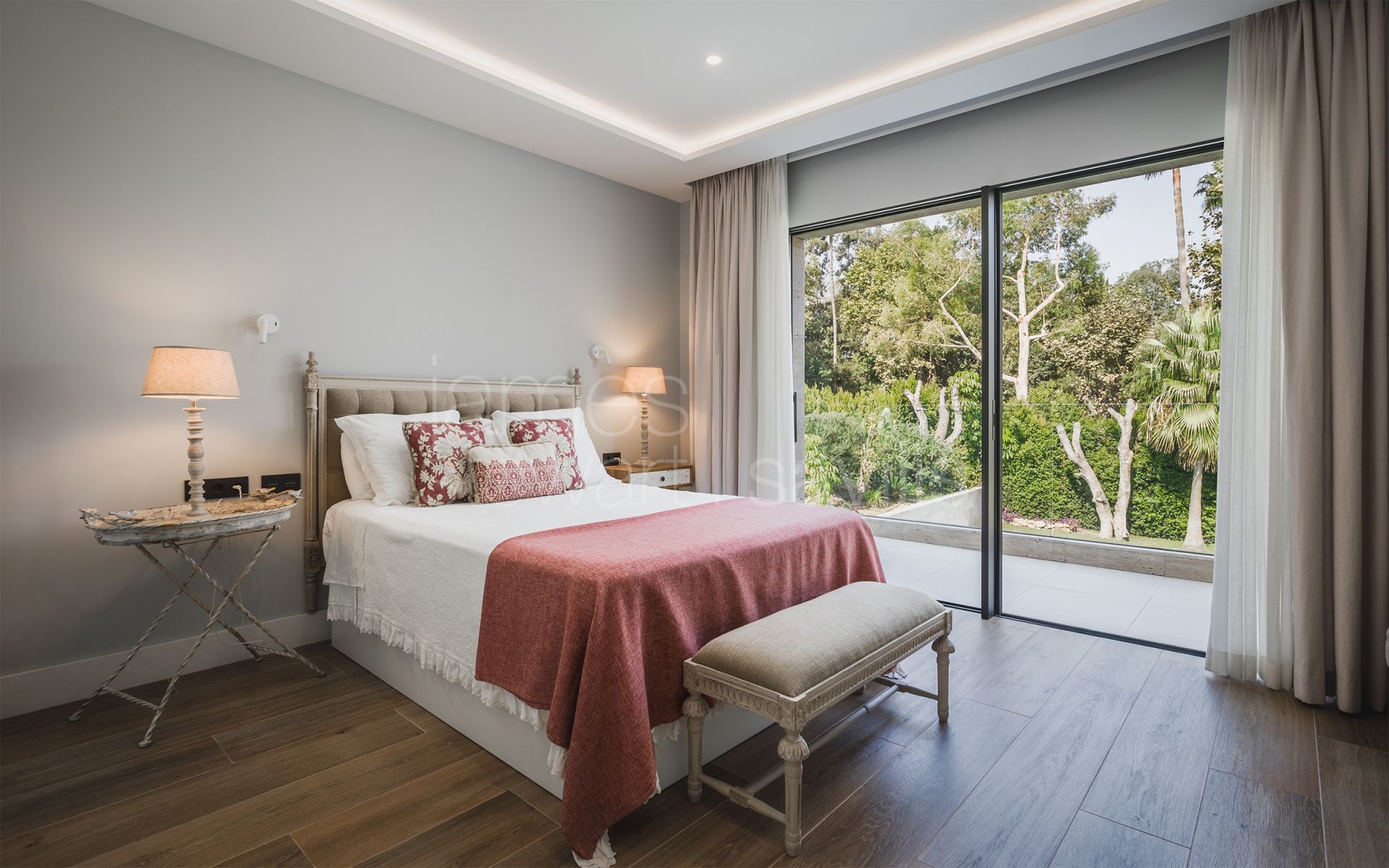 Impresionante villa recién terminada en la zona de Reyes y Reinas en Sotogrande.