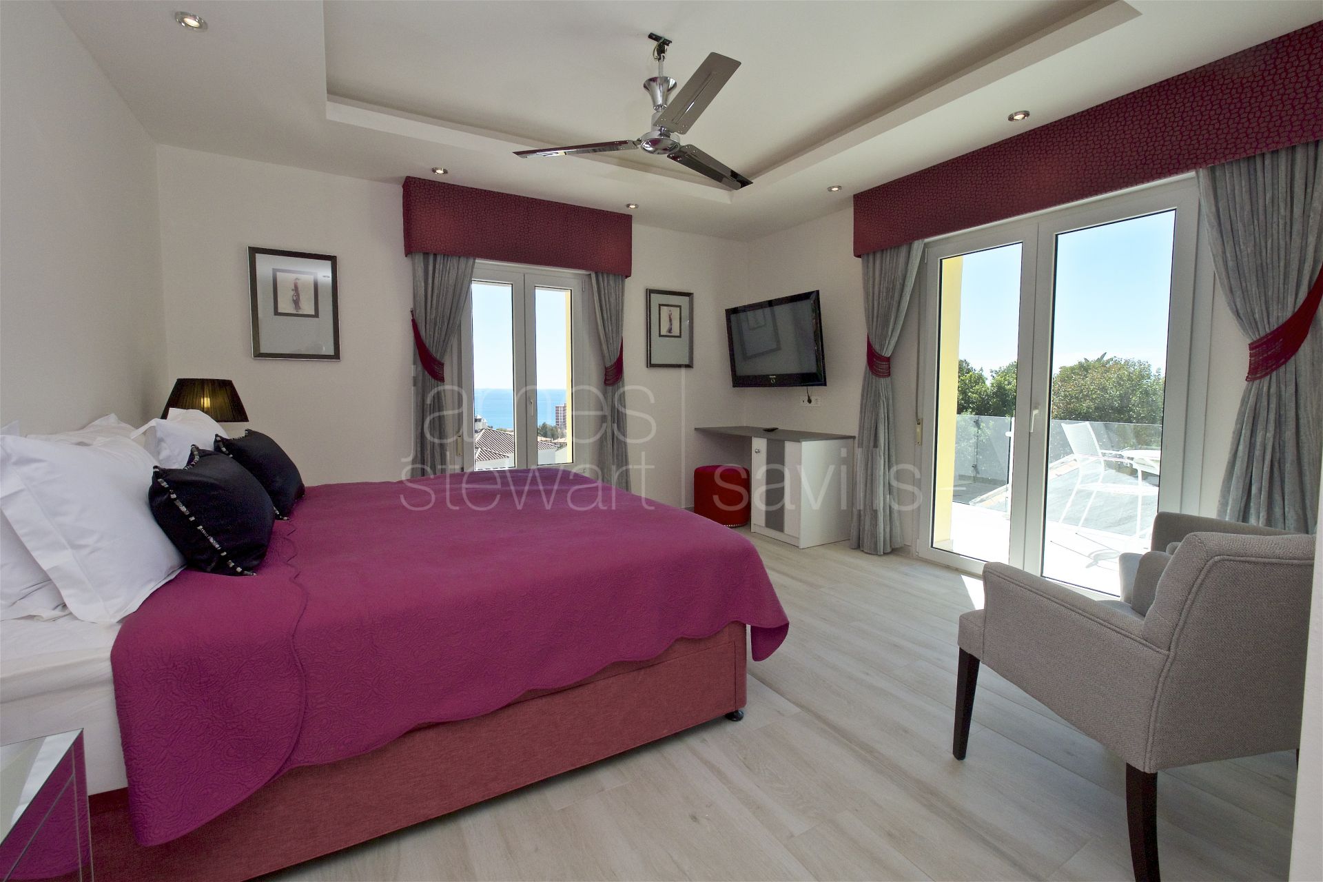 Boutique B&B with panoramic sea views walking distance to Duquesa port
