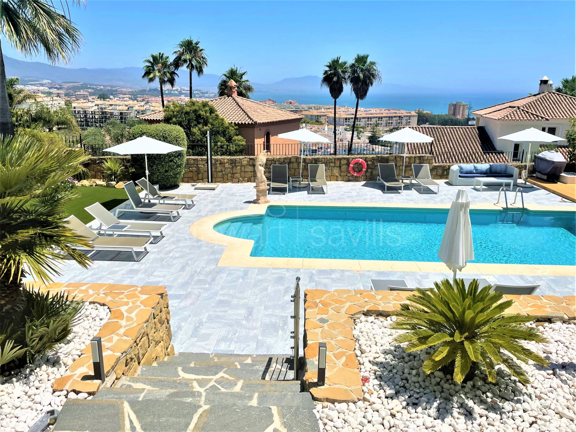 Large villa with panoramic sea views walking distance to Duquesa port (with B&B licence)