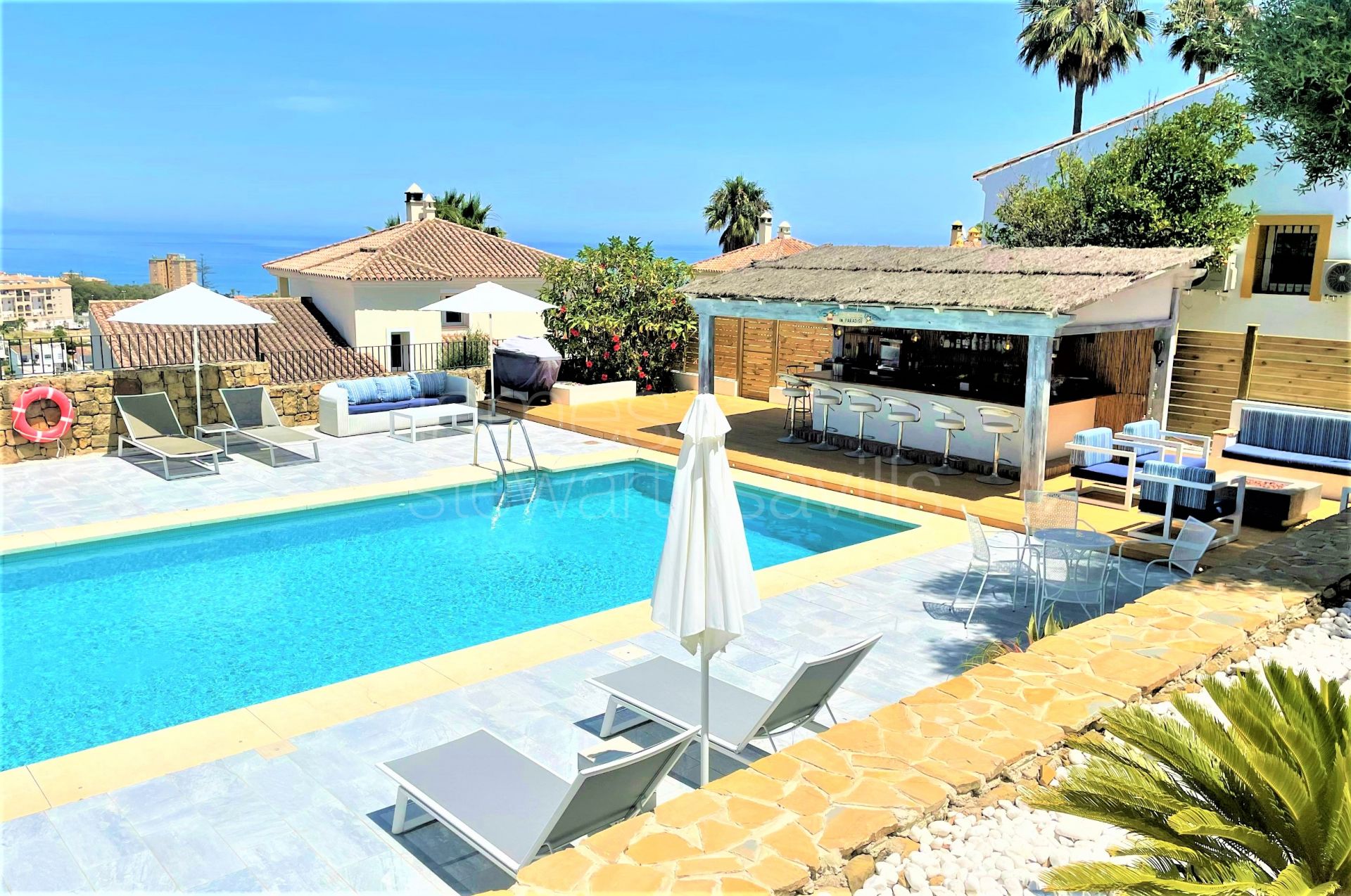 Large villa with panoramic sea views walking distance to Duquesa port (with B&B licence)