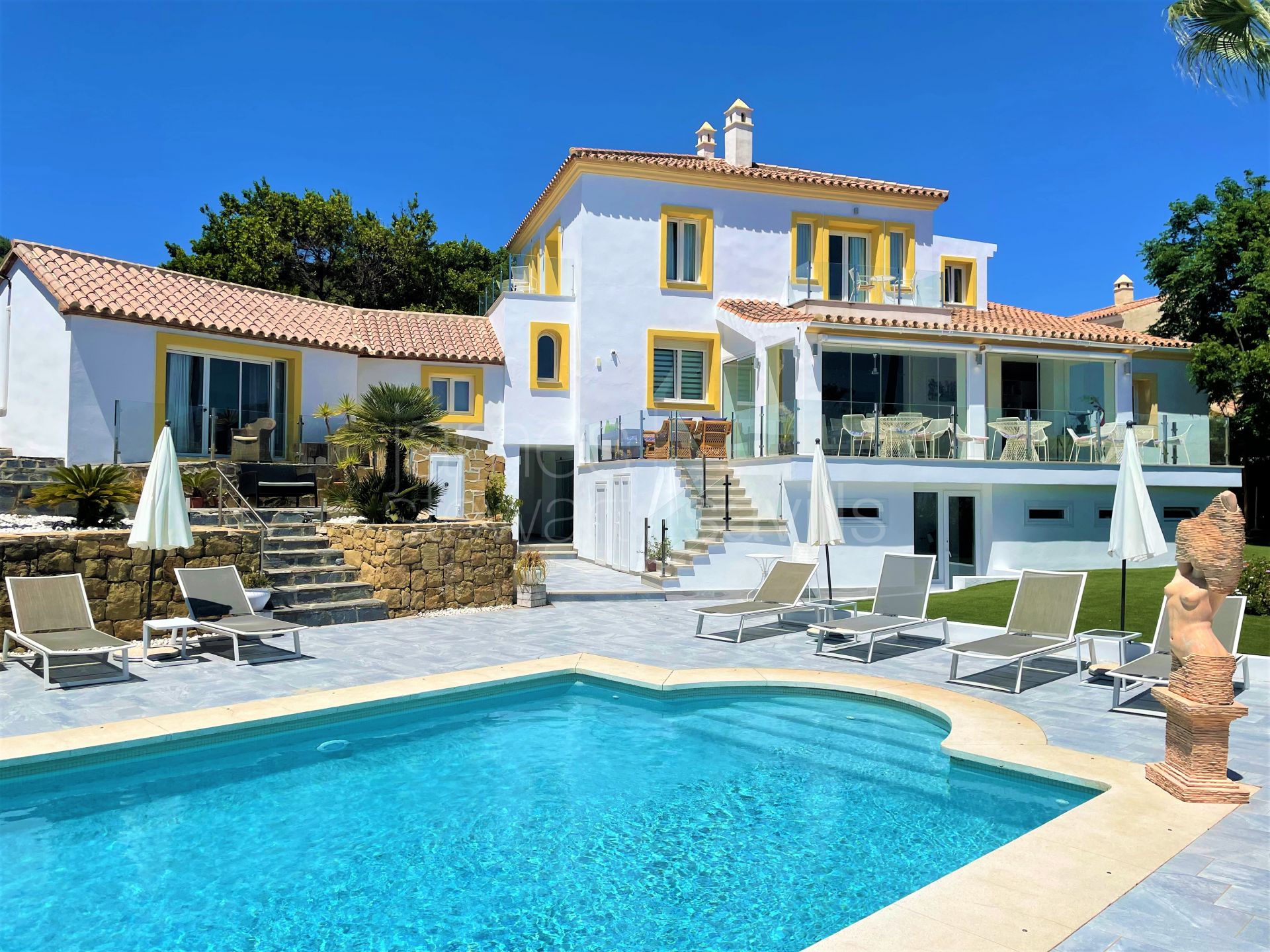 Excelente villa con vistas panorámicas de la costa hasta Marbella, en La Duquesa