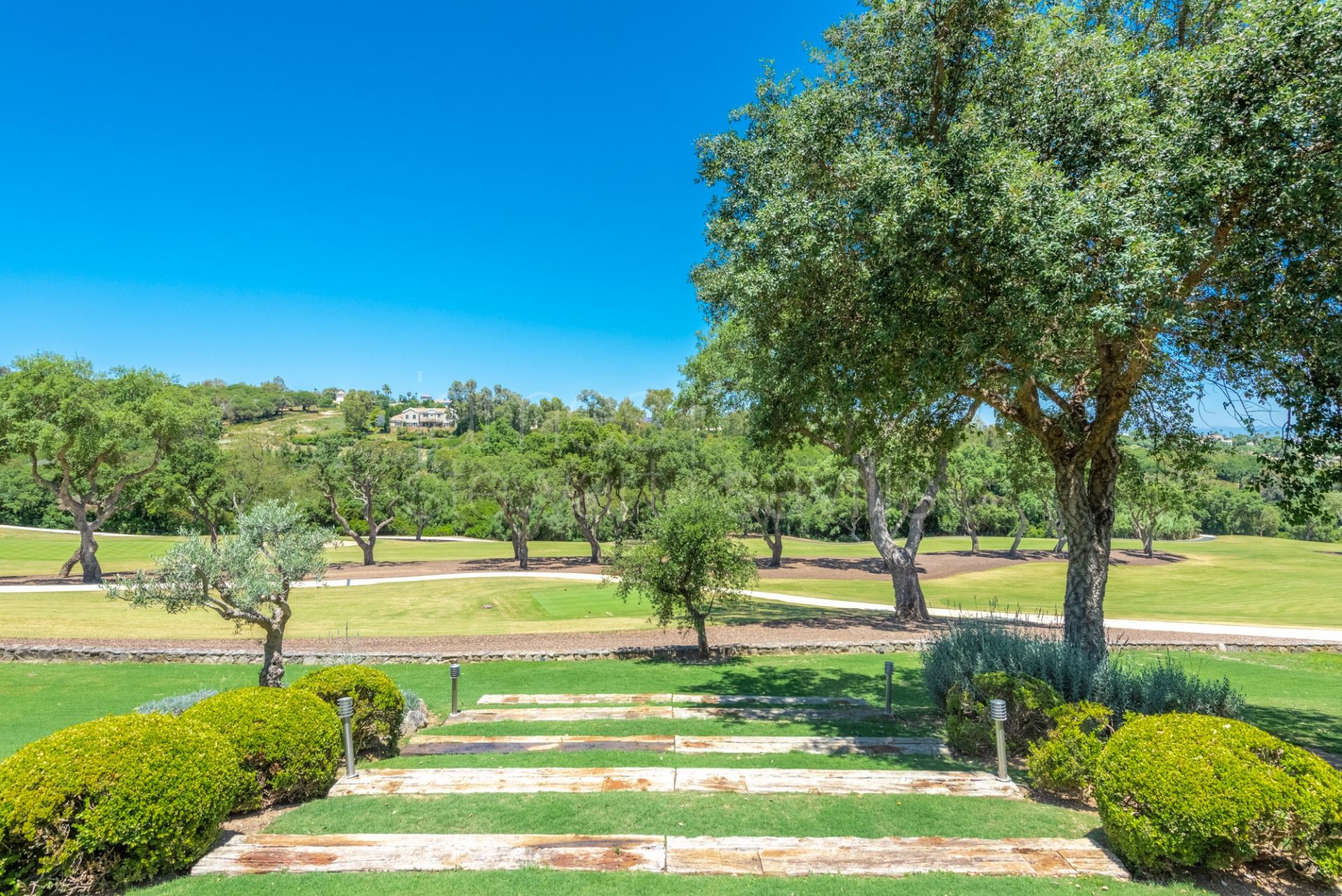Una maravillosa villa ubicada en dos parcelas en primera linea del golf San Roque
