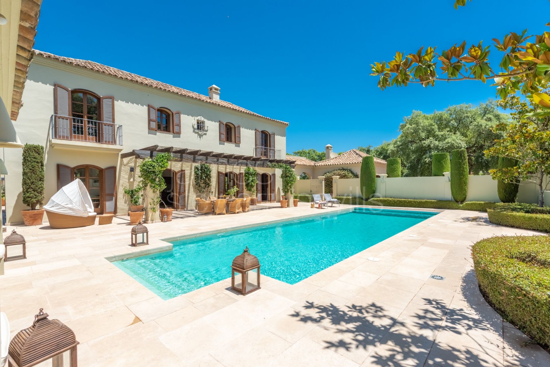 Located on two front-line golf plots within the San Roque Club Resort, this villa is a wonderful example of understated elegance.