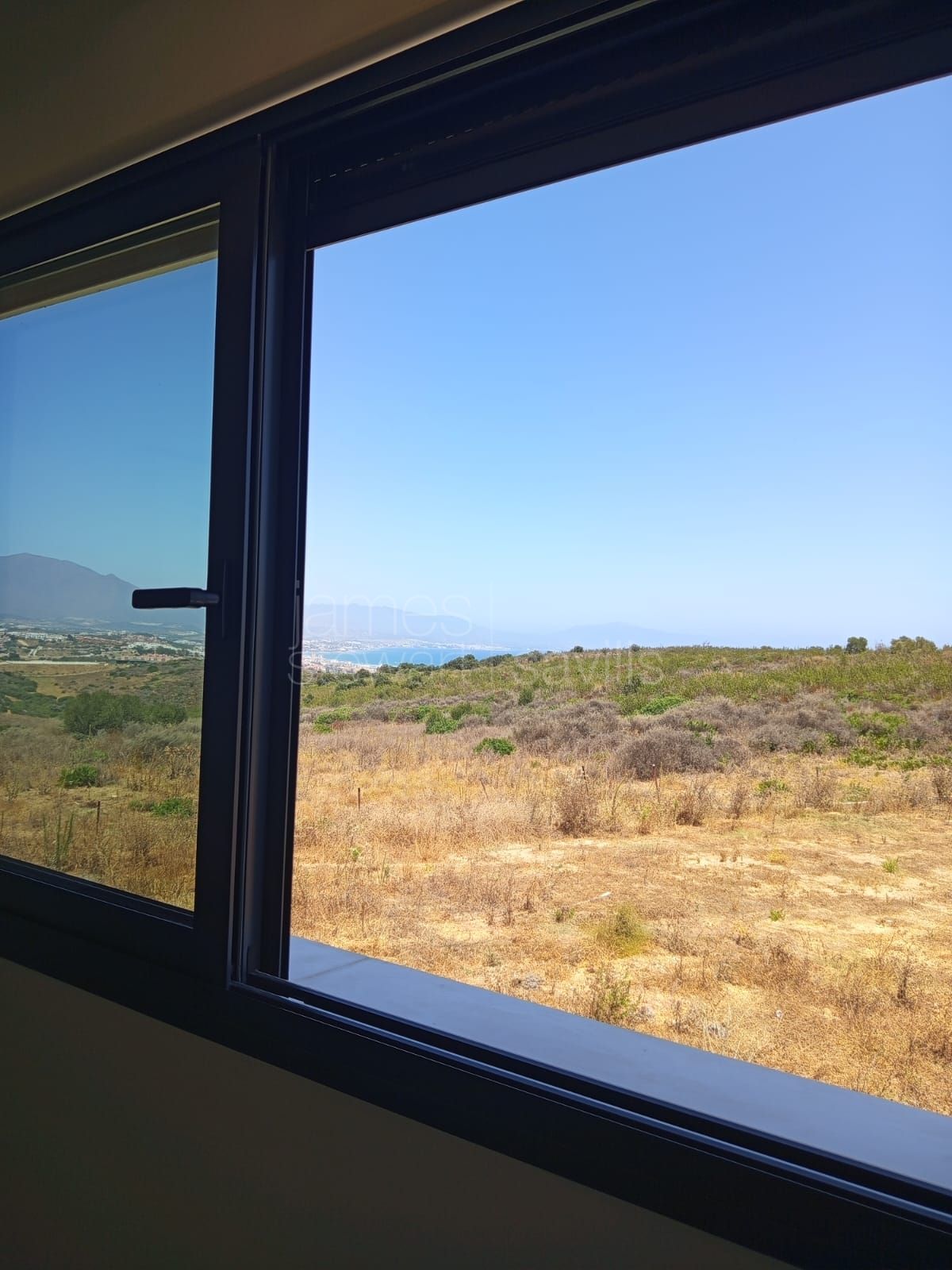 Casas adosadas de nueva construcción en Bahía de las Rocas.