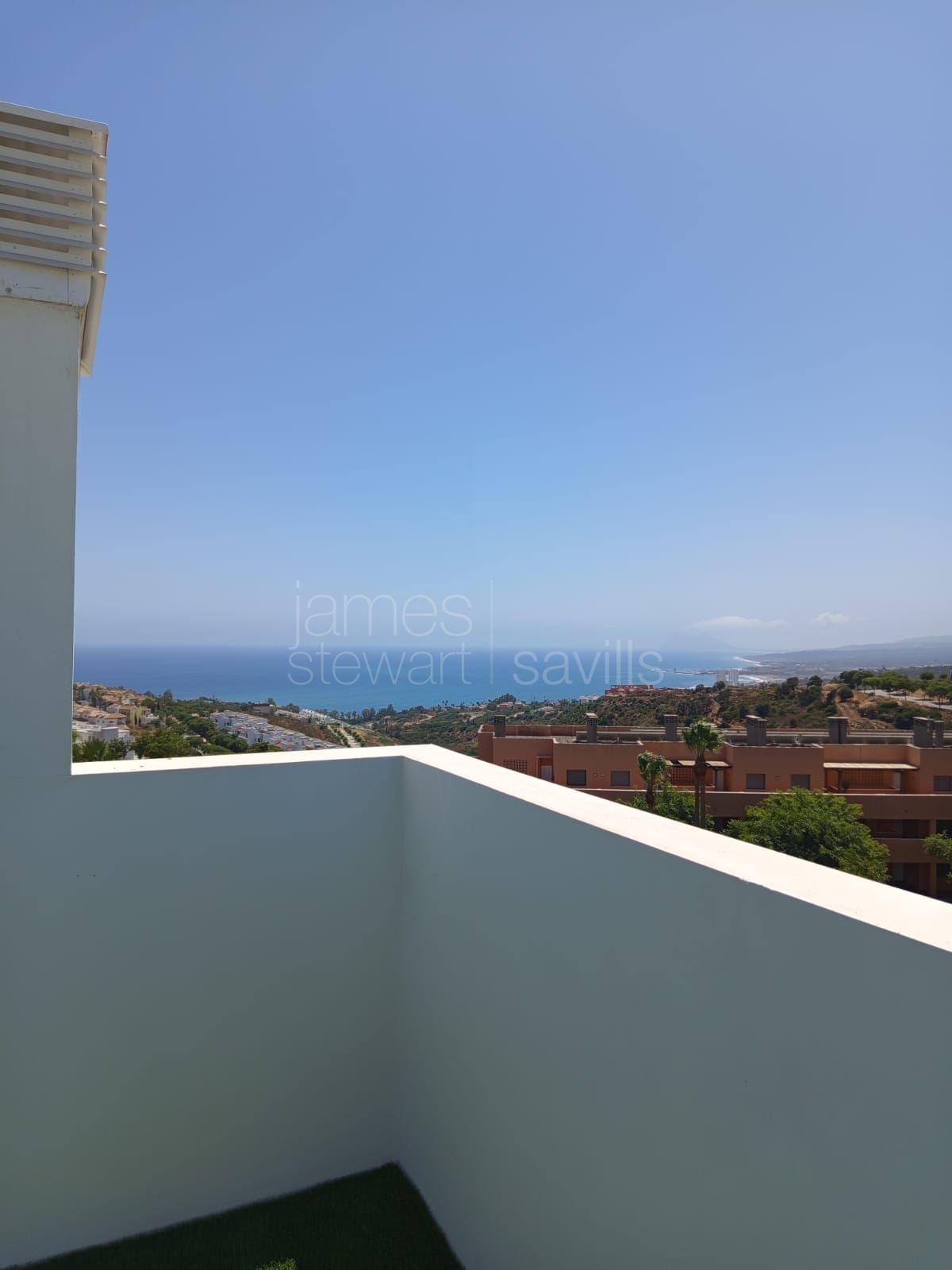 Casas adosadas de nueva construcción en Bahía de las Rocas.