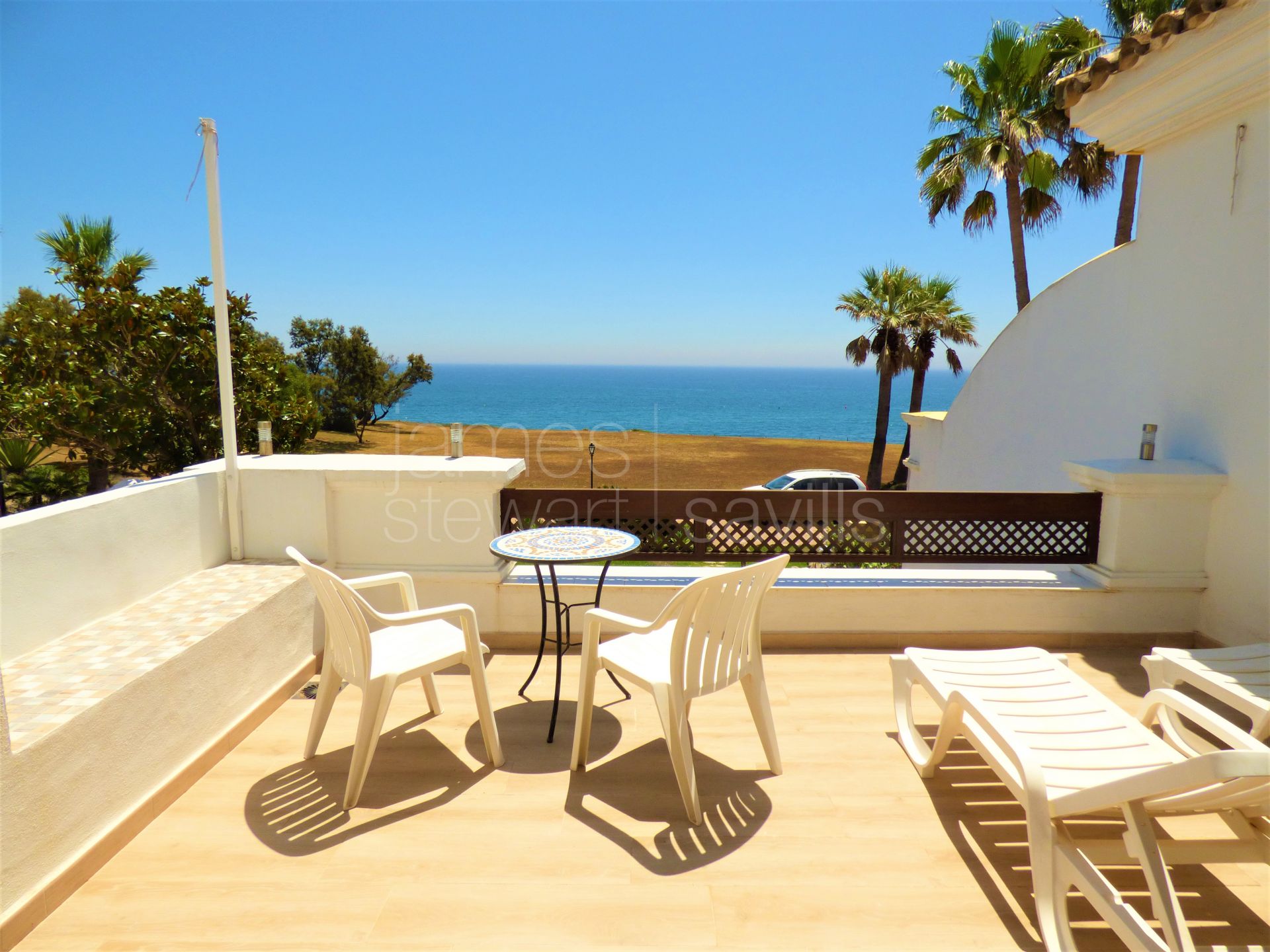 Townhouse in Alcaidesa only 35m from the beach!