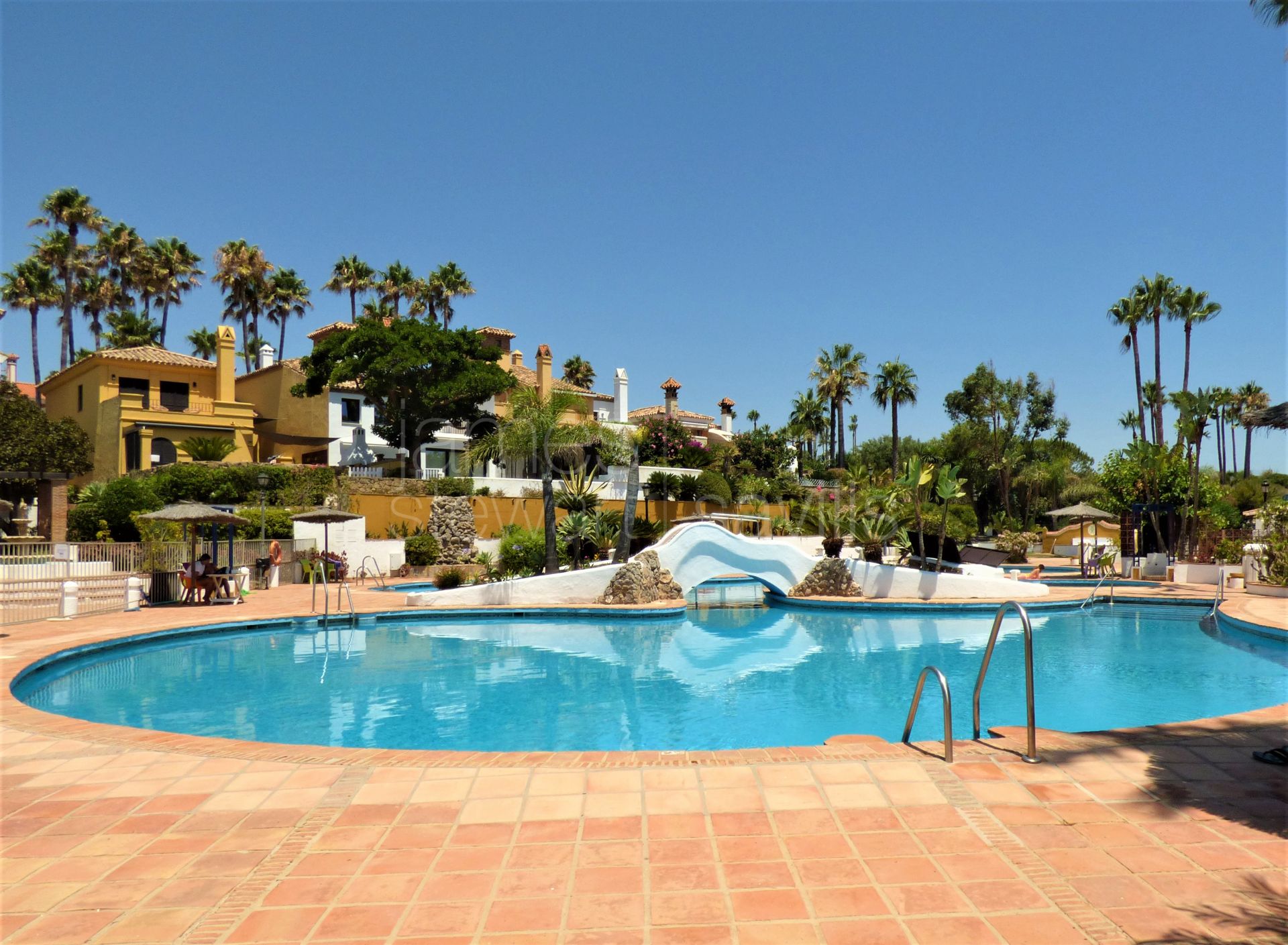 Townhouse in Alcaidesa only 35m from the beach!
