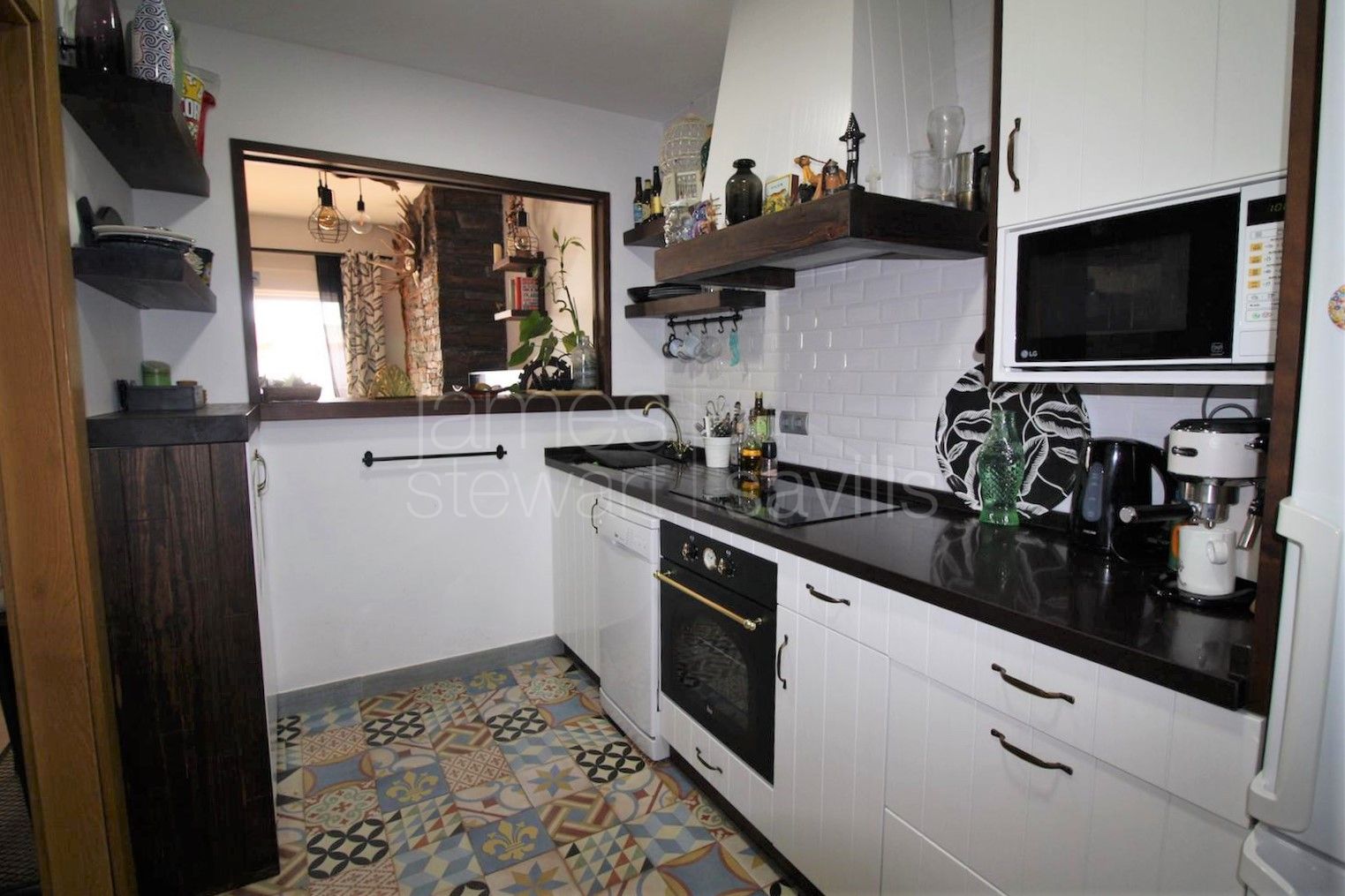 2 Bedroom apartment with closed terrace and private garden in Alcaidesa Costa