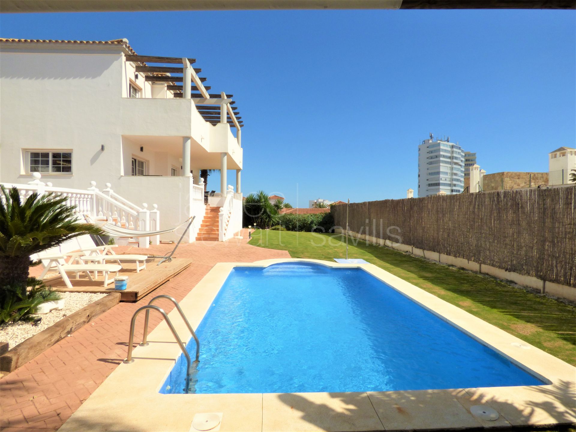 Villa with sea views in Torreguadiaro