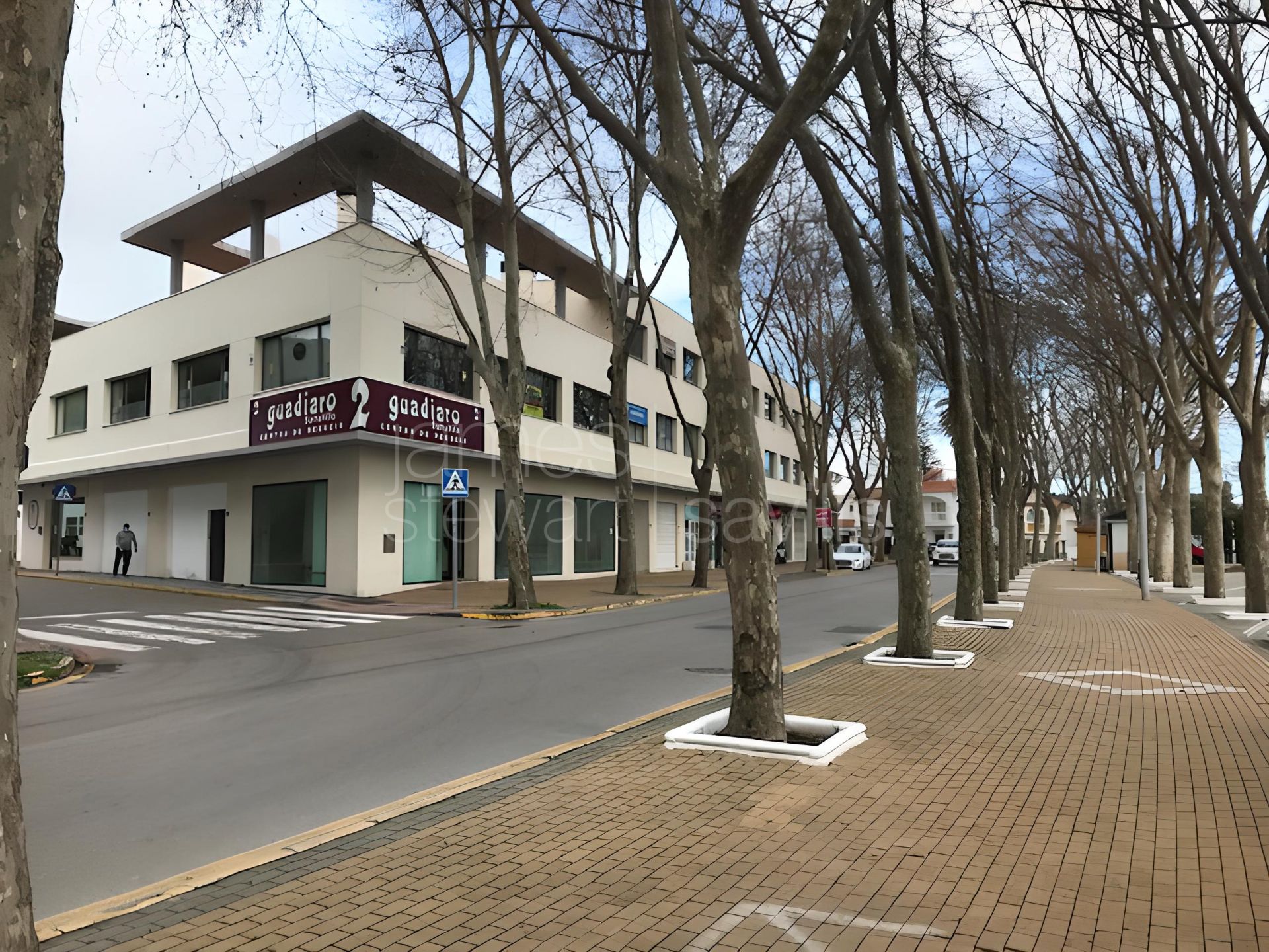 Luminosa oficina en Guadiaro a la venta