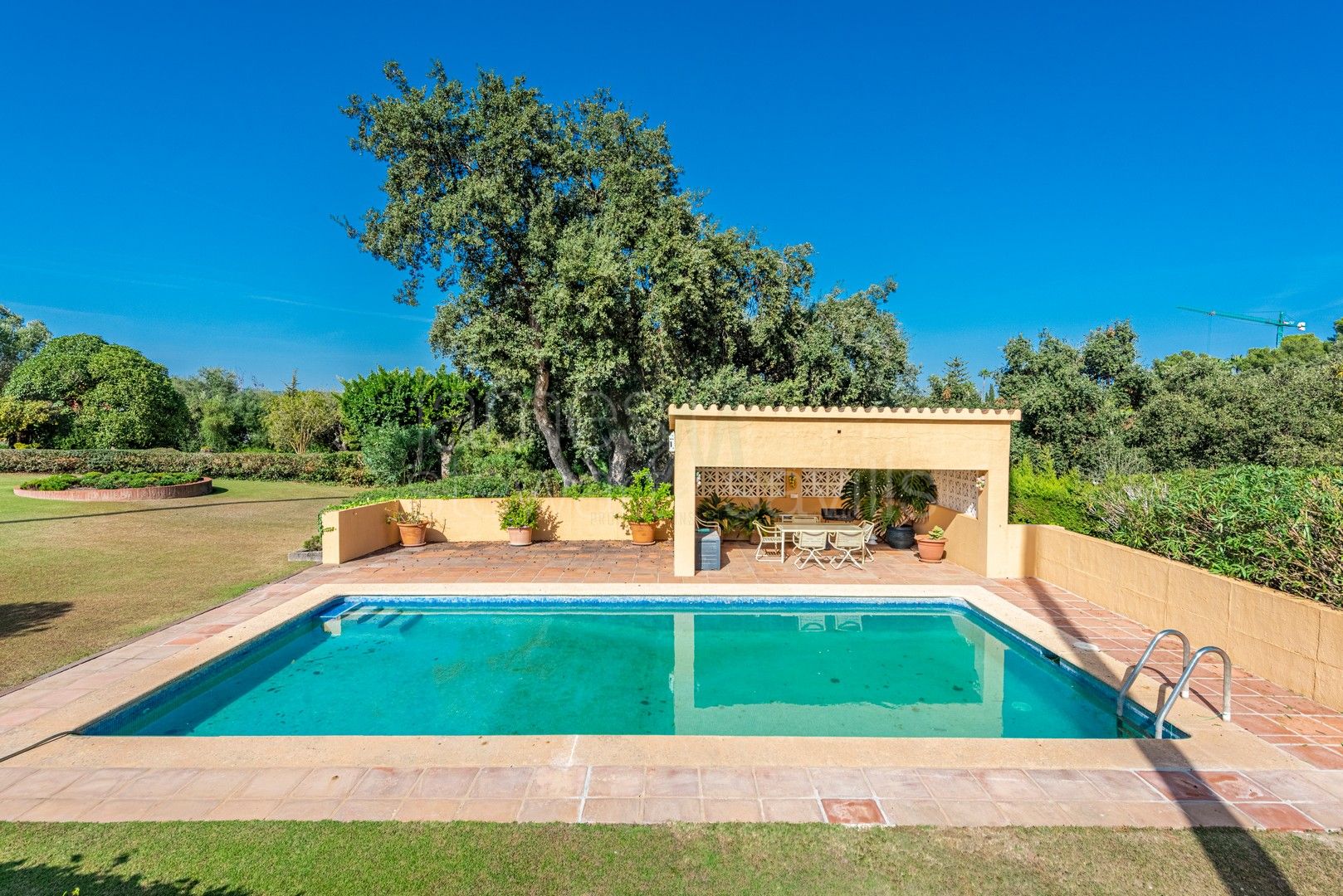 Lovely single storey villa on a double plot of 4193m2 with views to the Estepona mountain range