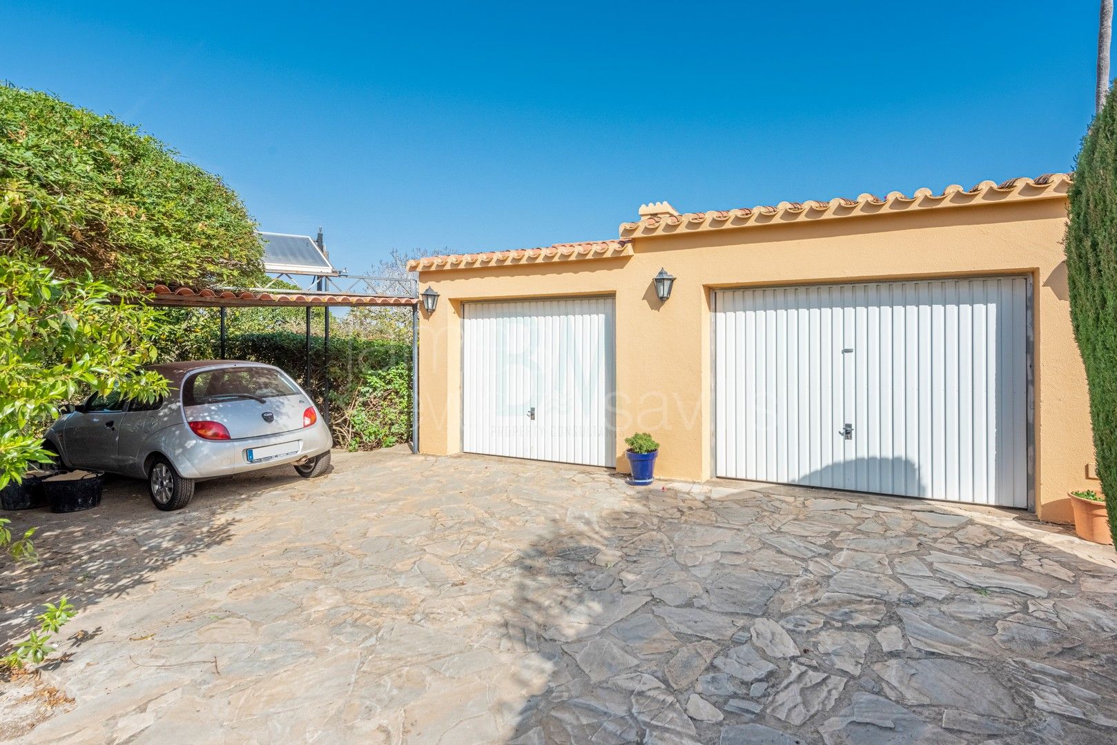 Lovely single storey villa on a double plot of 4193m2 with views to the Estepona mountain range