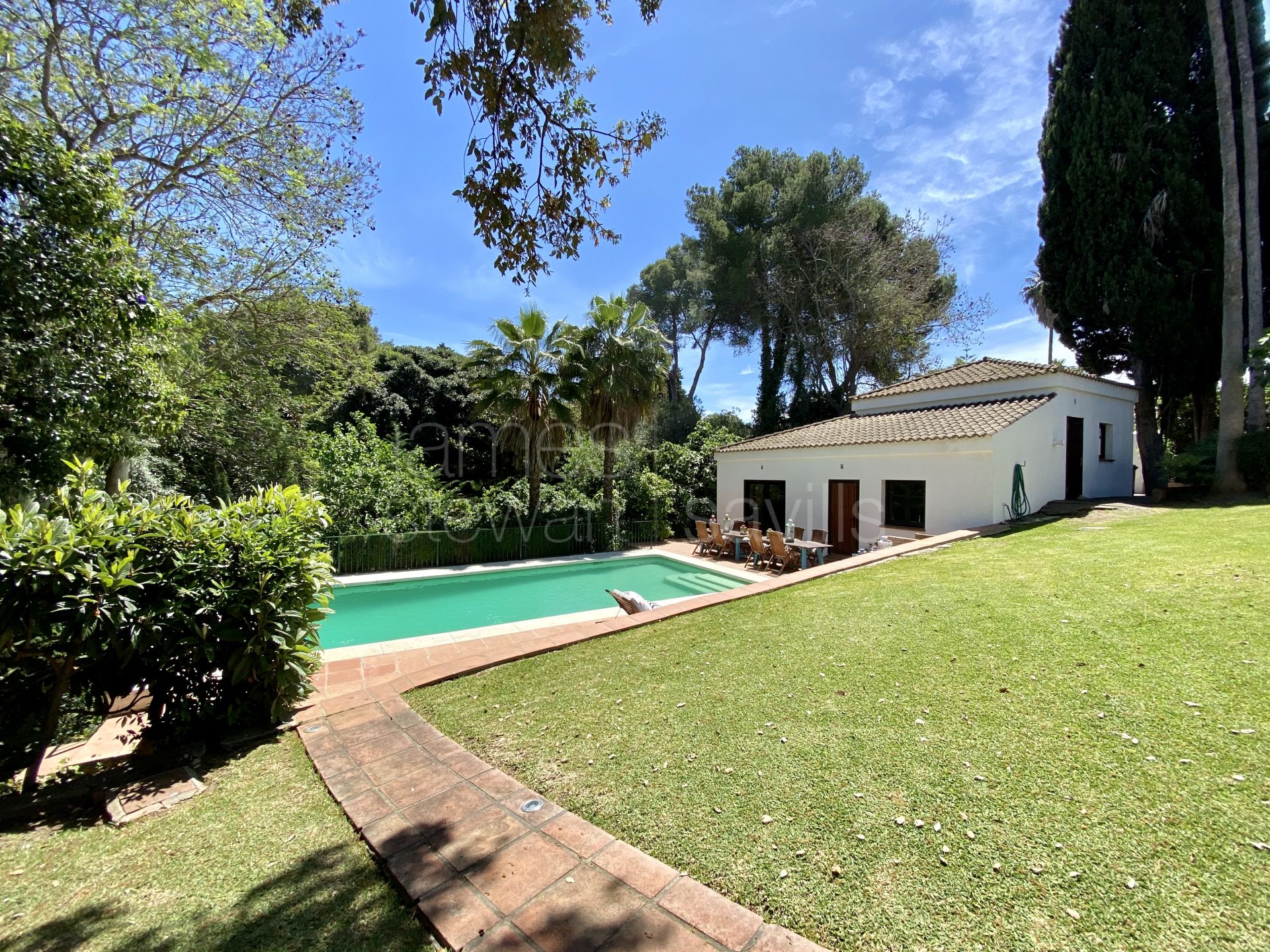 Villa con casa de invitados junto a la piscina en la zona A - Sotogrande Costa