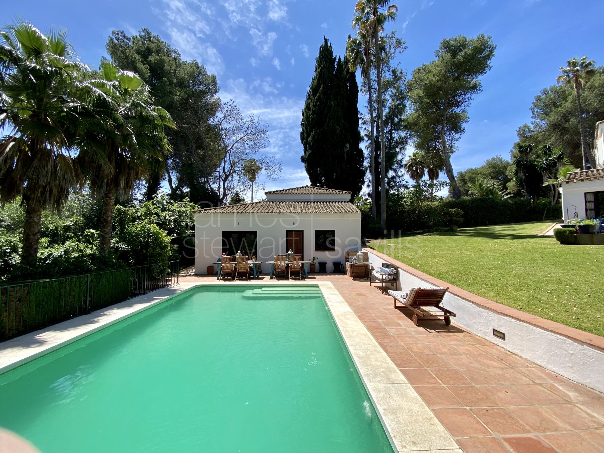 Villa con casa de invitados junto a la piscina en la zona A - Sotogrande Costa