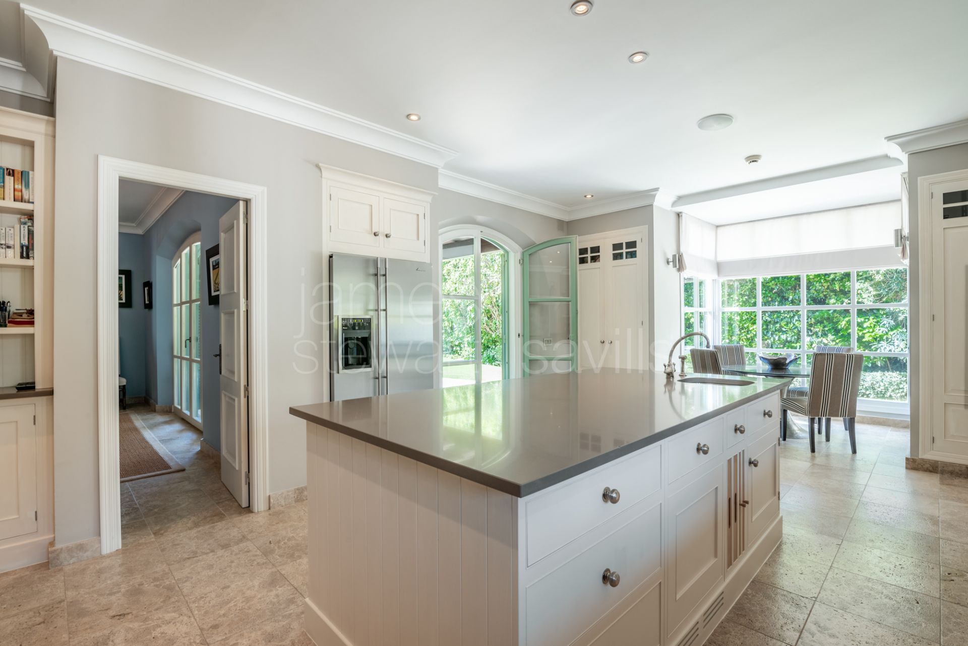 Elegant Villa with Guest Cottage in Sotogrande Central