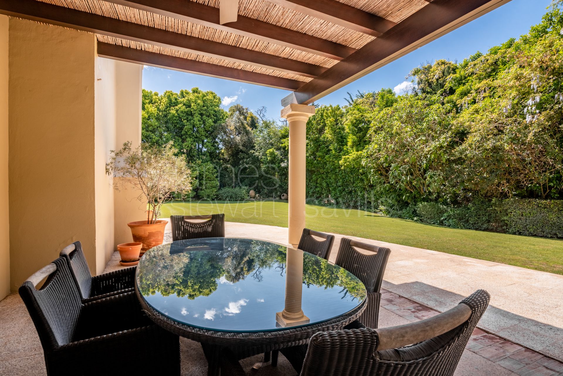 Elegant Villa with Guest Cottage in Sotogrande Central