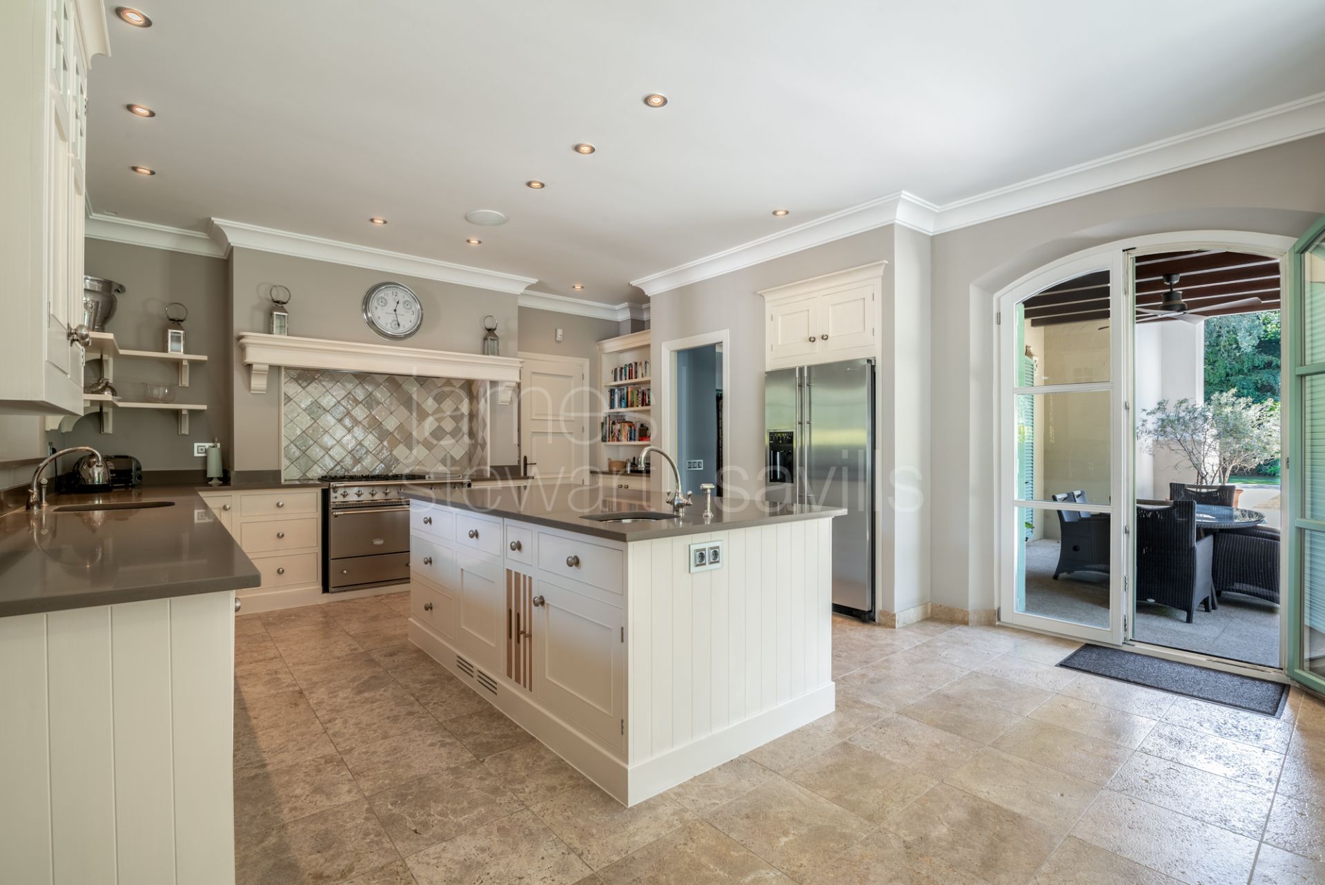 Elegant Villa with Guest Cottage in Sotogrande Central