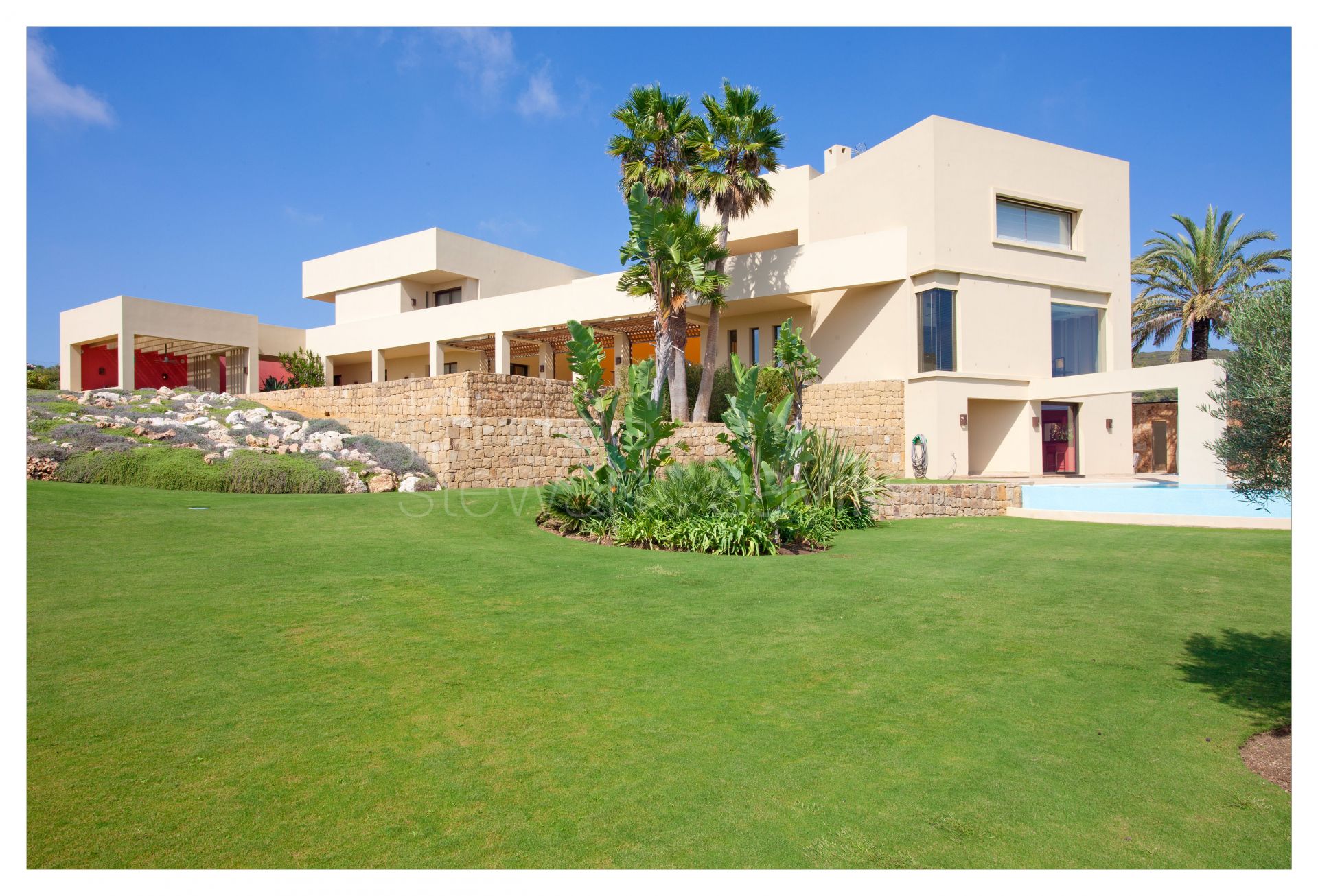 An eye-catching villa with in a quiet location of La Reserva with sea views