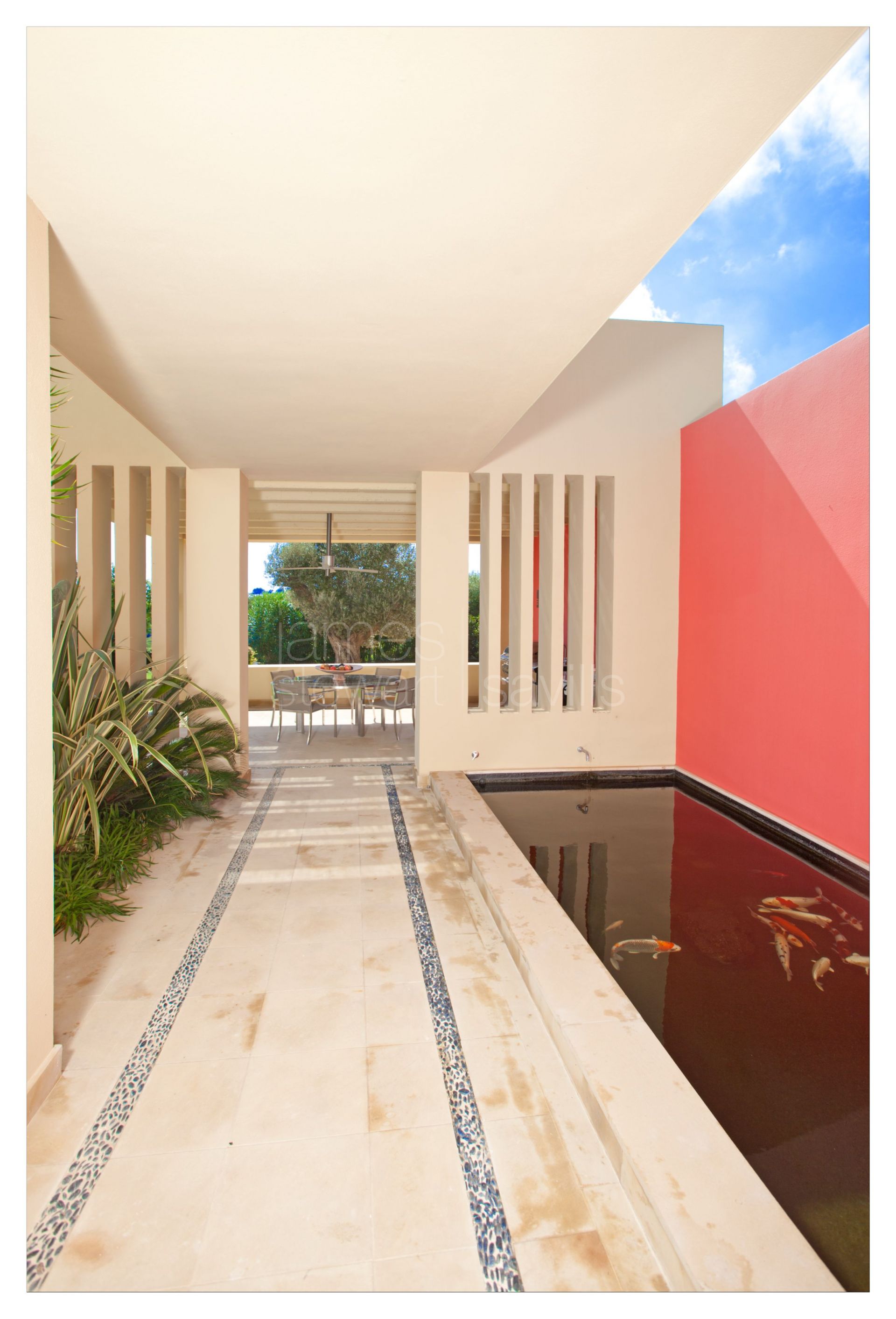 An eye-catching villa with in a quiet location of La Reserva with sea views