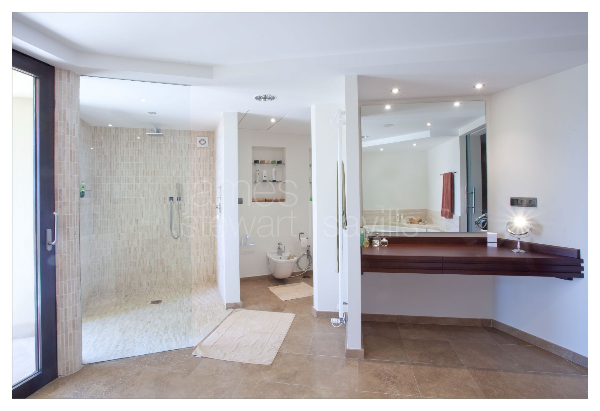 An eye-catching villa with in a quiet location of La Reserva with sea views