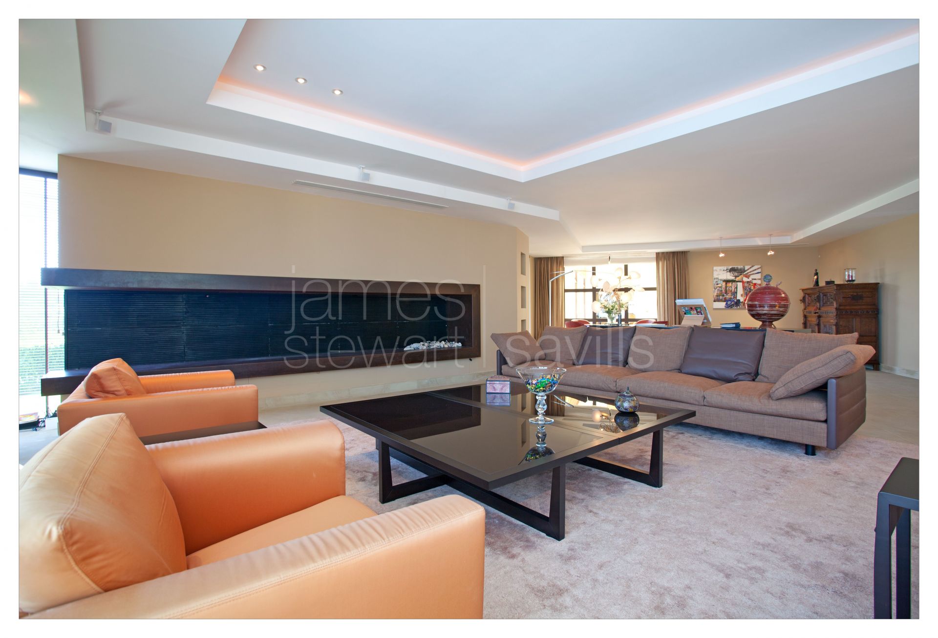 An eye-catching villa with in a quiet location of La Reserva with sea views