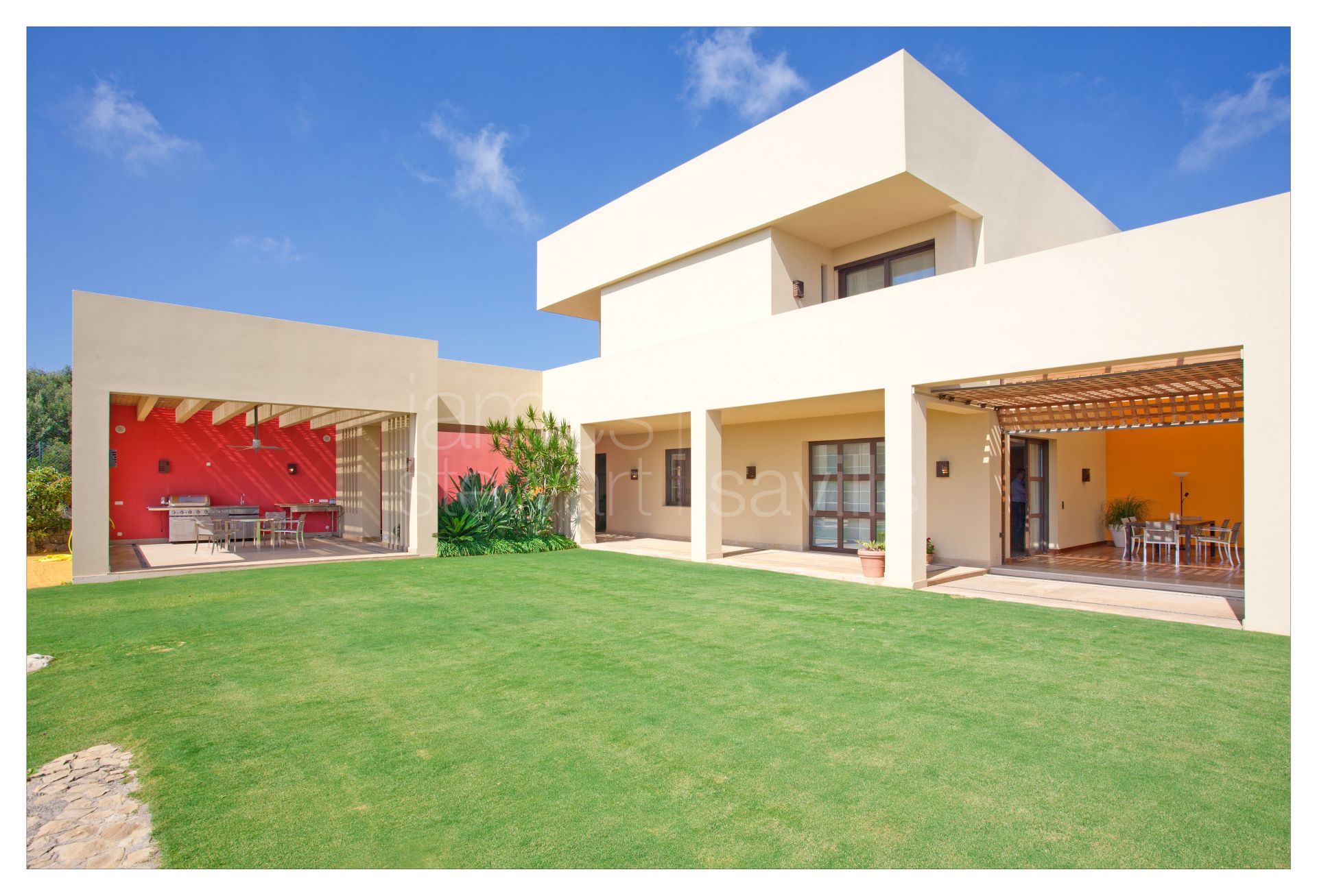 An eye-catching villa with in a quiet location of La Reserva with sea views