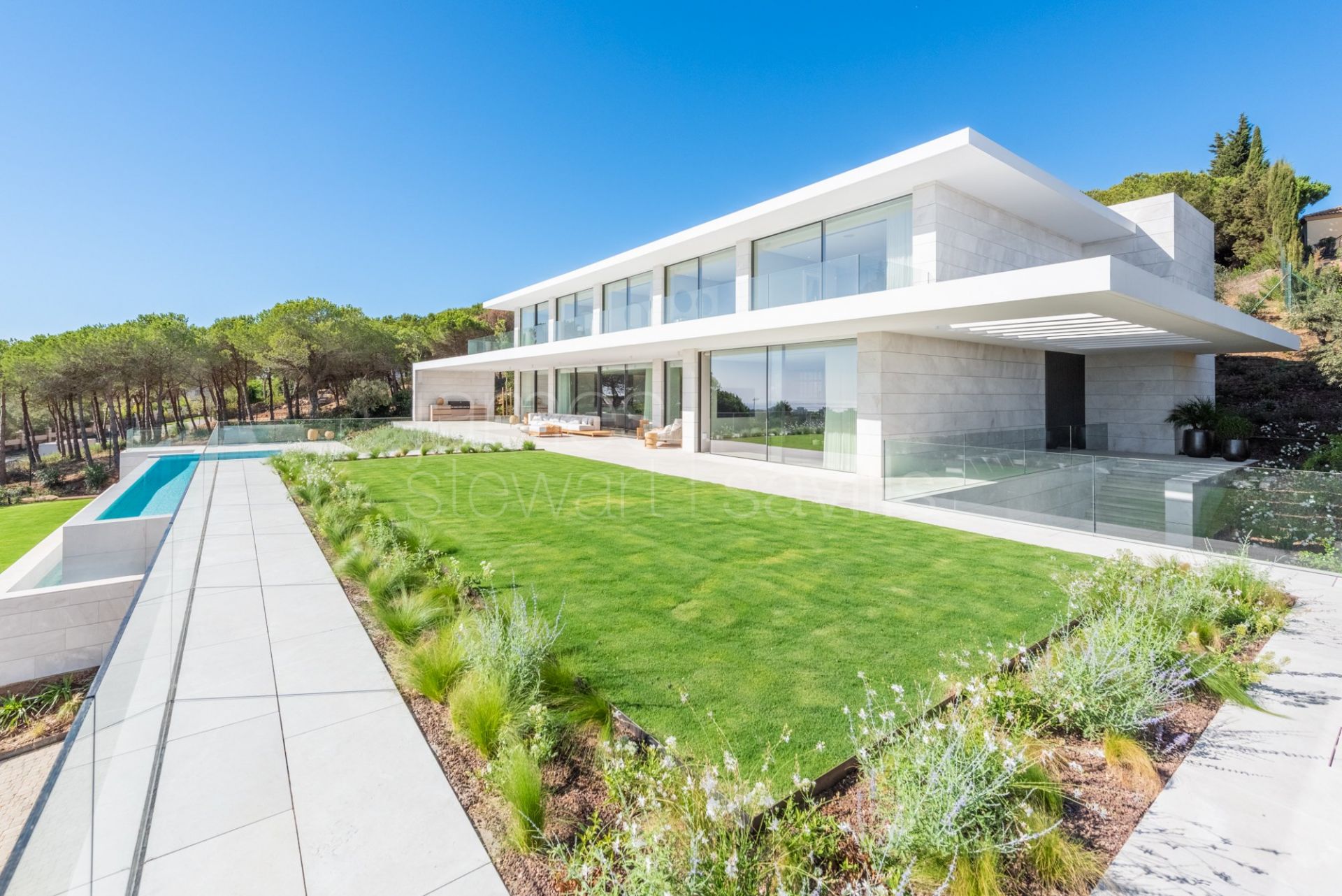LAS ALAMANDAS - Villa a estrenar en zona Almenara, Sotogrande, con fabulosas vistas al golf y al mar
