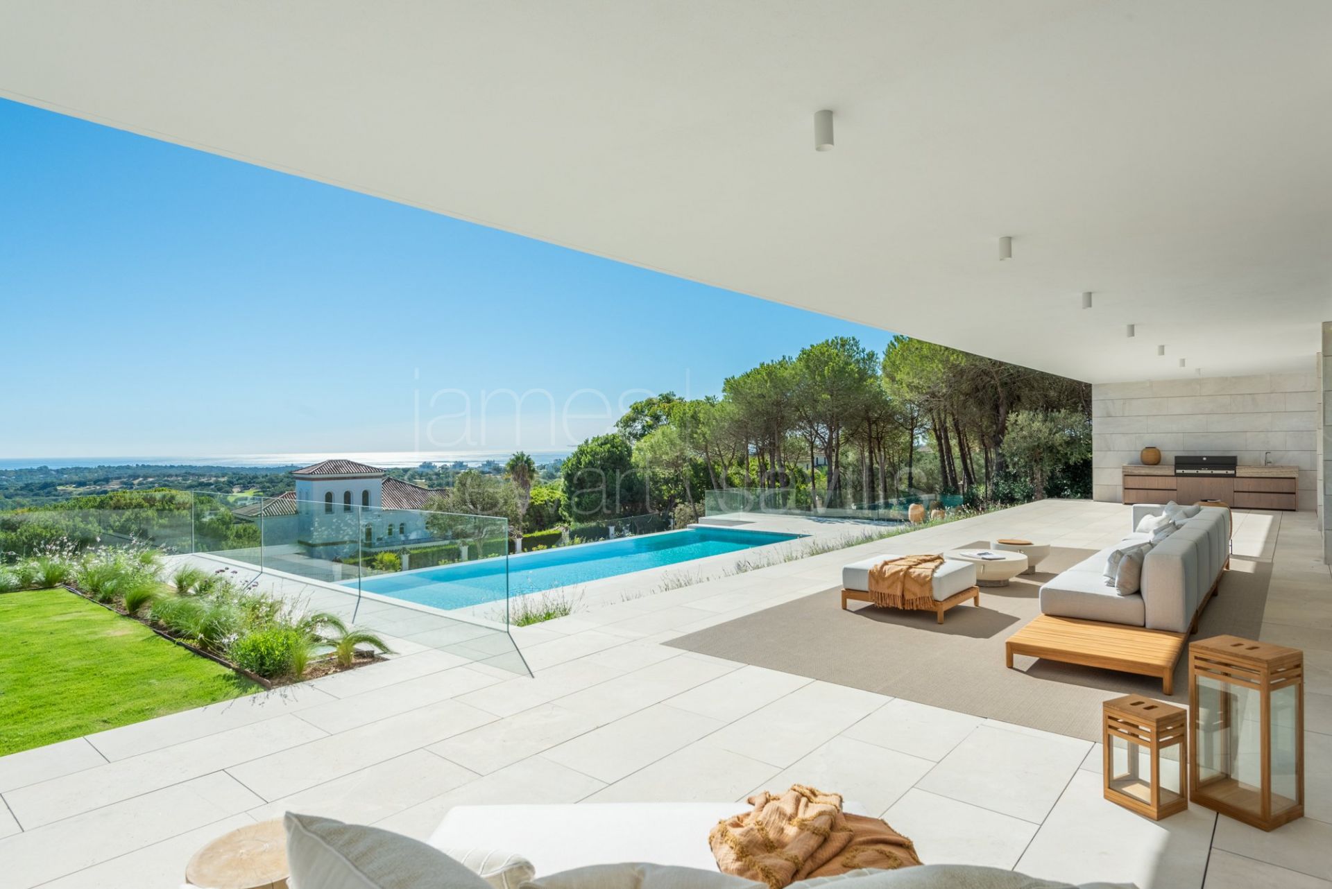 LAS ALAMANDAS - Superb Villa in the Almenara area of Sotogrande Alto with beautiful golf and sea views