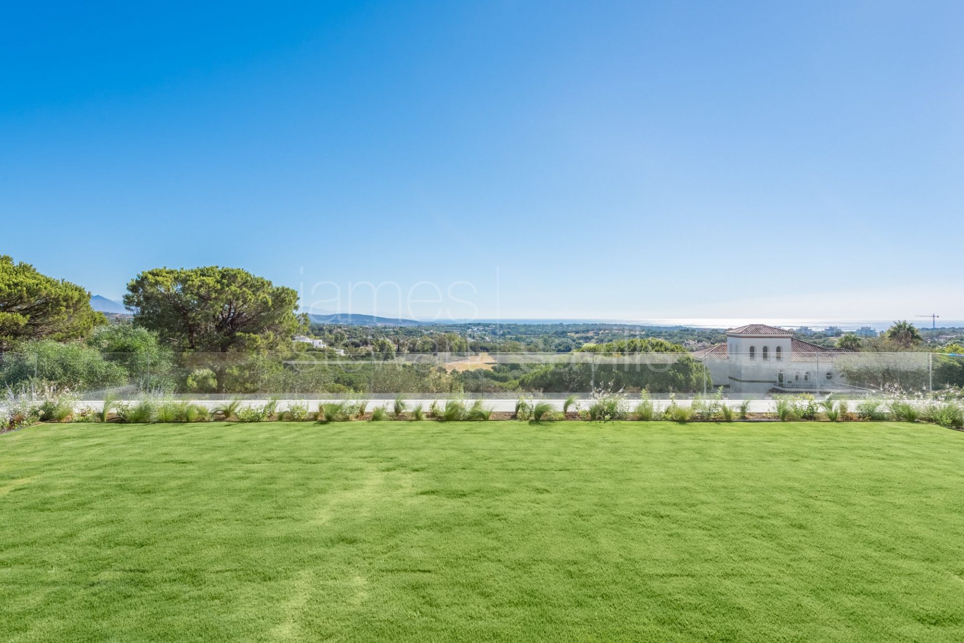 LAS ALAMANDAS - Villa a estrenar en zona Almenara, Sotogrande, con fabulosas vistas al golf y al mar