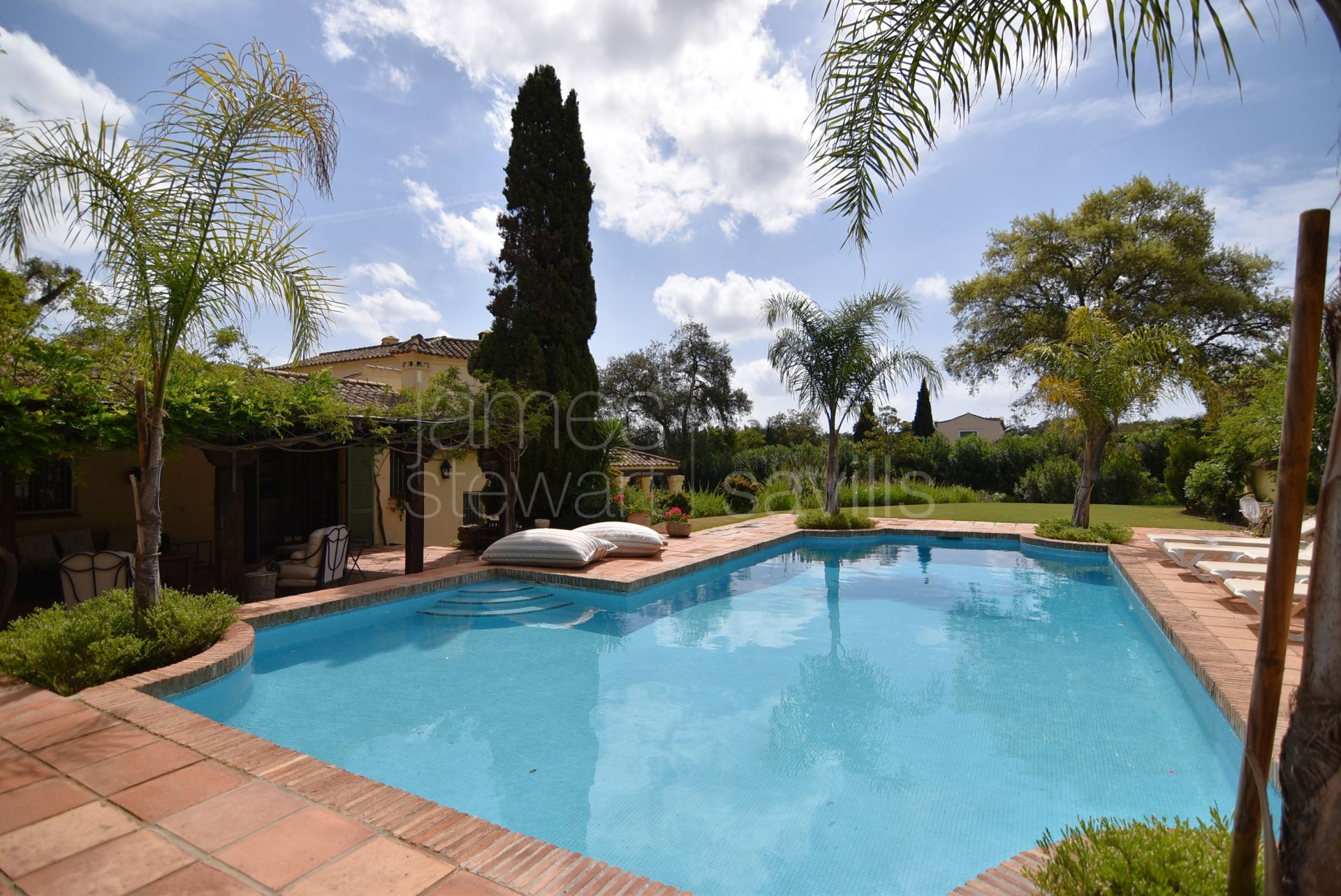 Looking for a country house a few minutes from the coast - here it is in the heart of Sotogrande