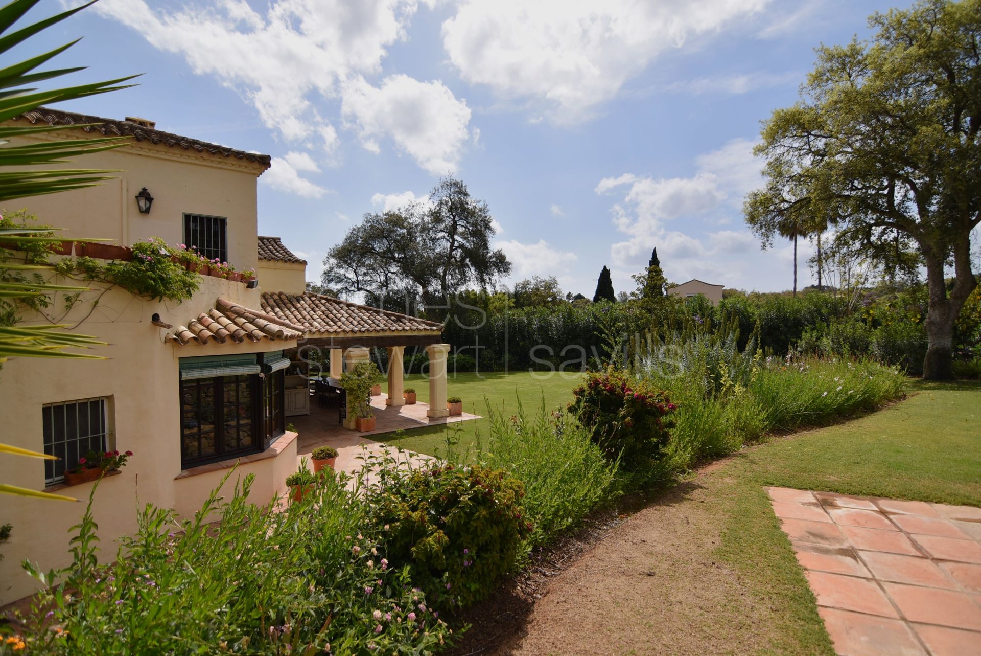 Looking for a country house a few minutes from the coast - here it is in the heart of Sotogrande