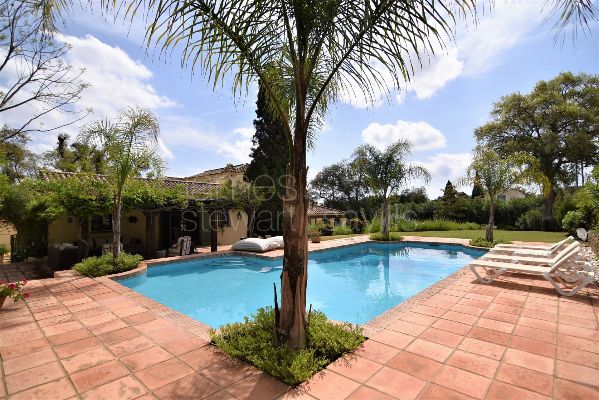 Looking for a country house a few minutes from the coast - here it is in the heart of Sotogrande