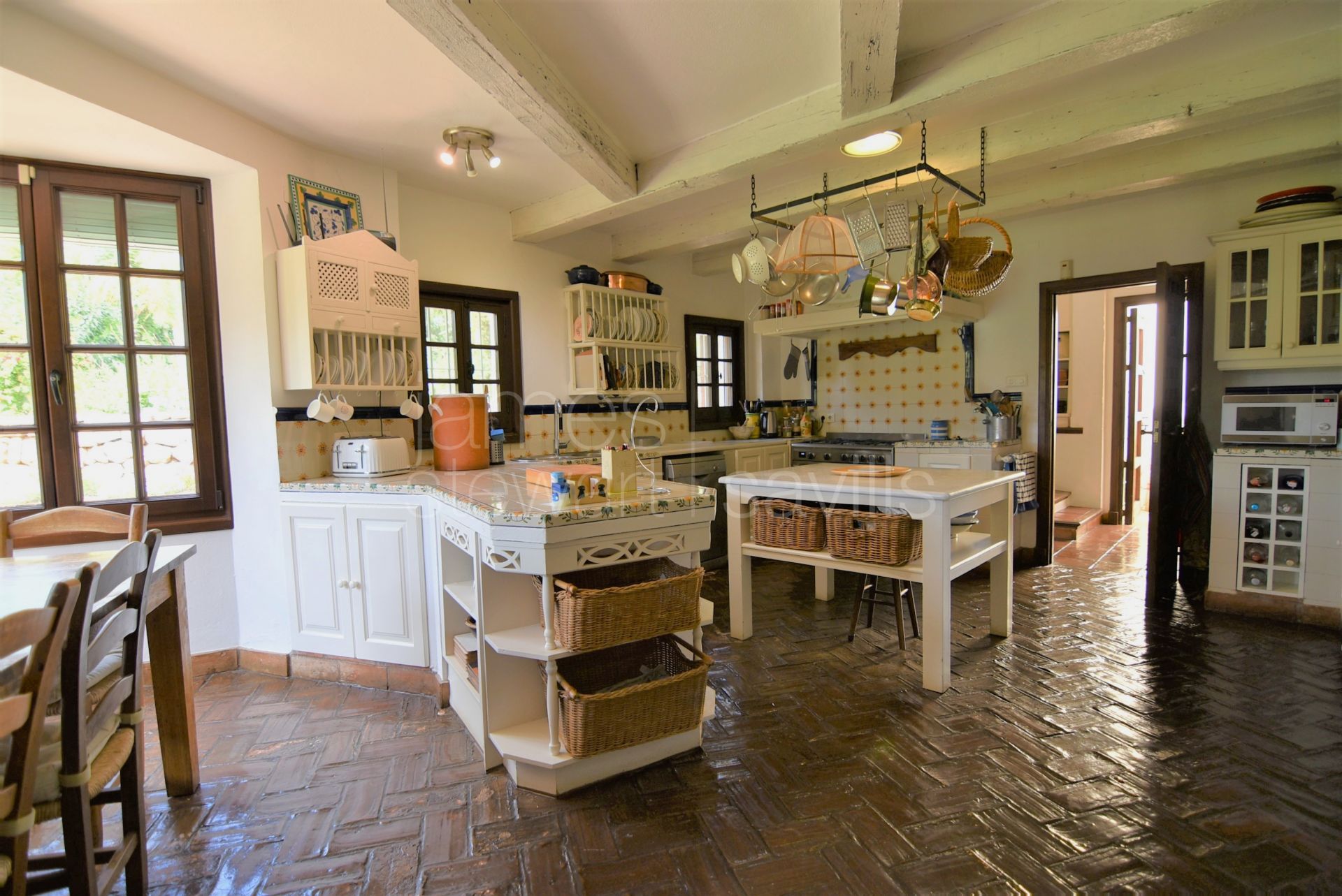 Looking for a country house a few minutes from the coast - here it is in the heart of Sotogrande