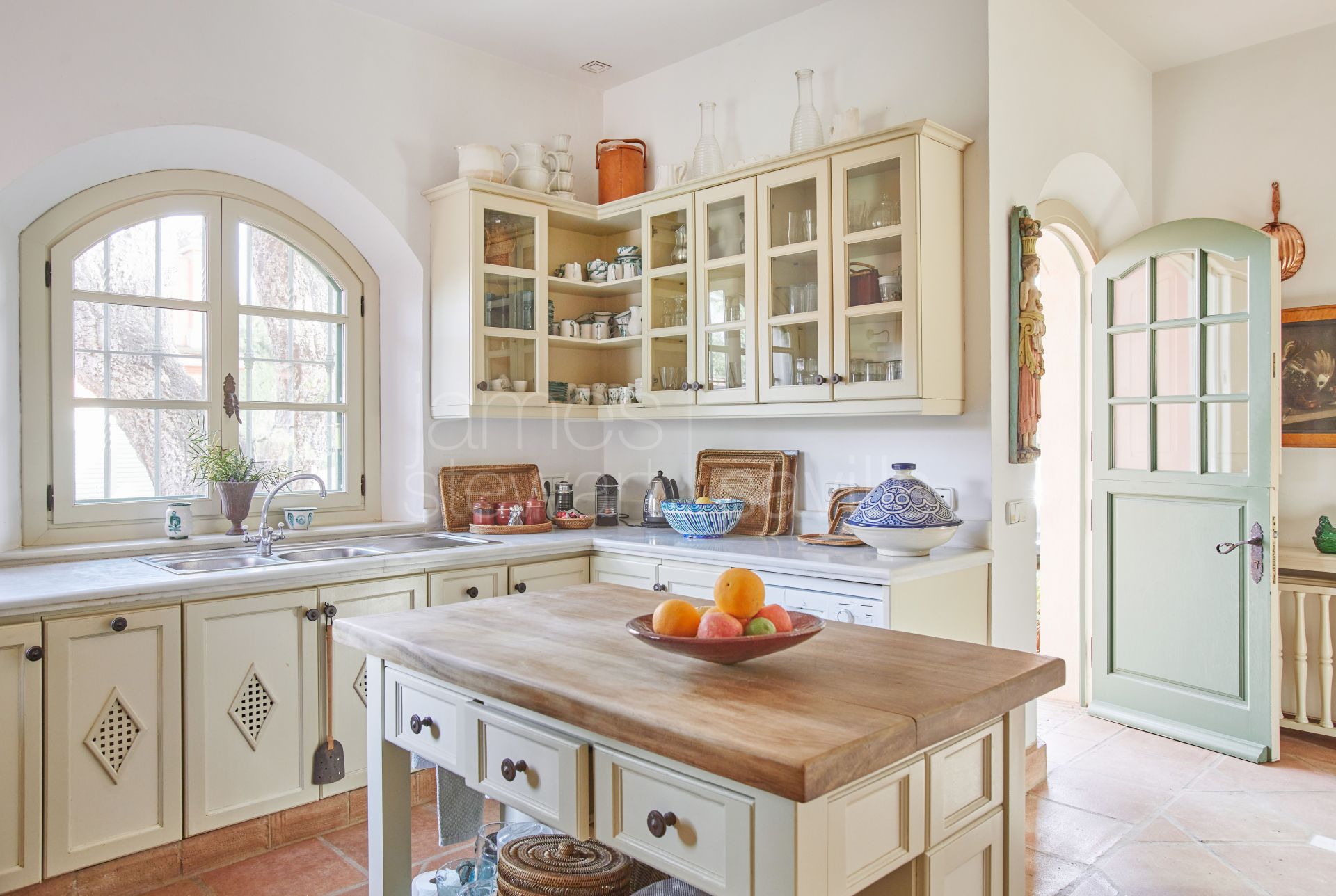 Superb one storey villa in Central Sotogrande - Andalucian architecture at its best