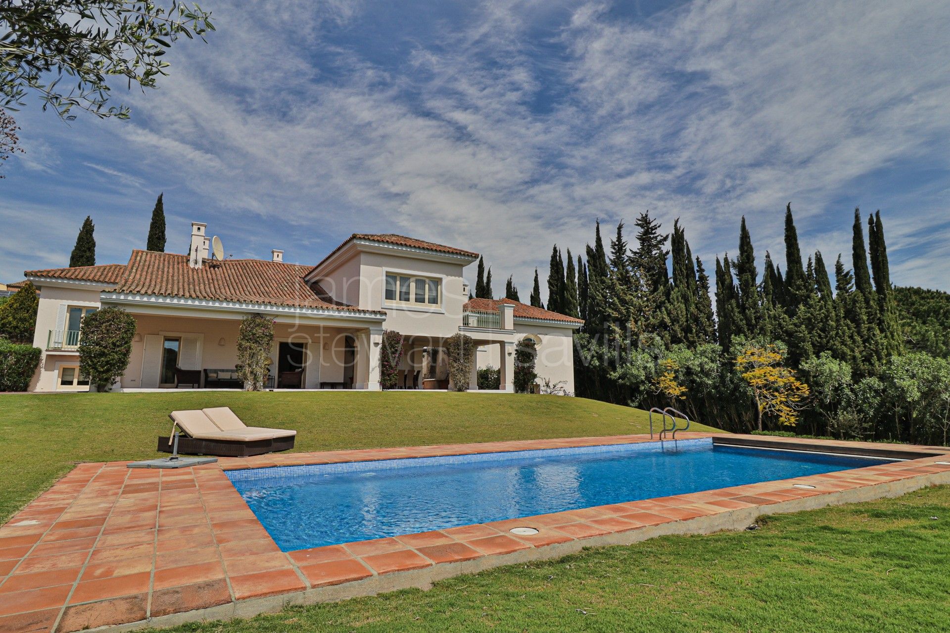 Elegante residencia familiar de estilo andaluz en Sotogrande Alto