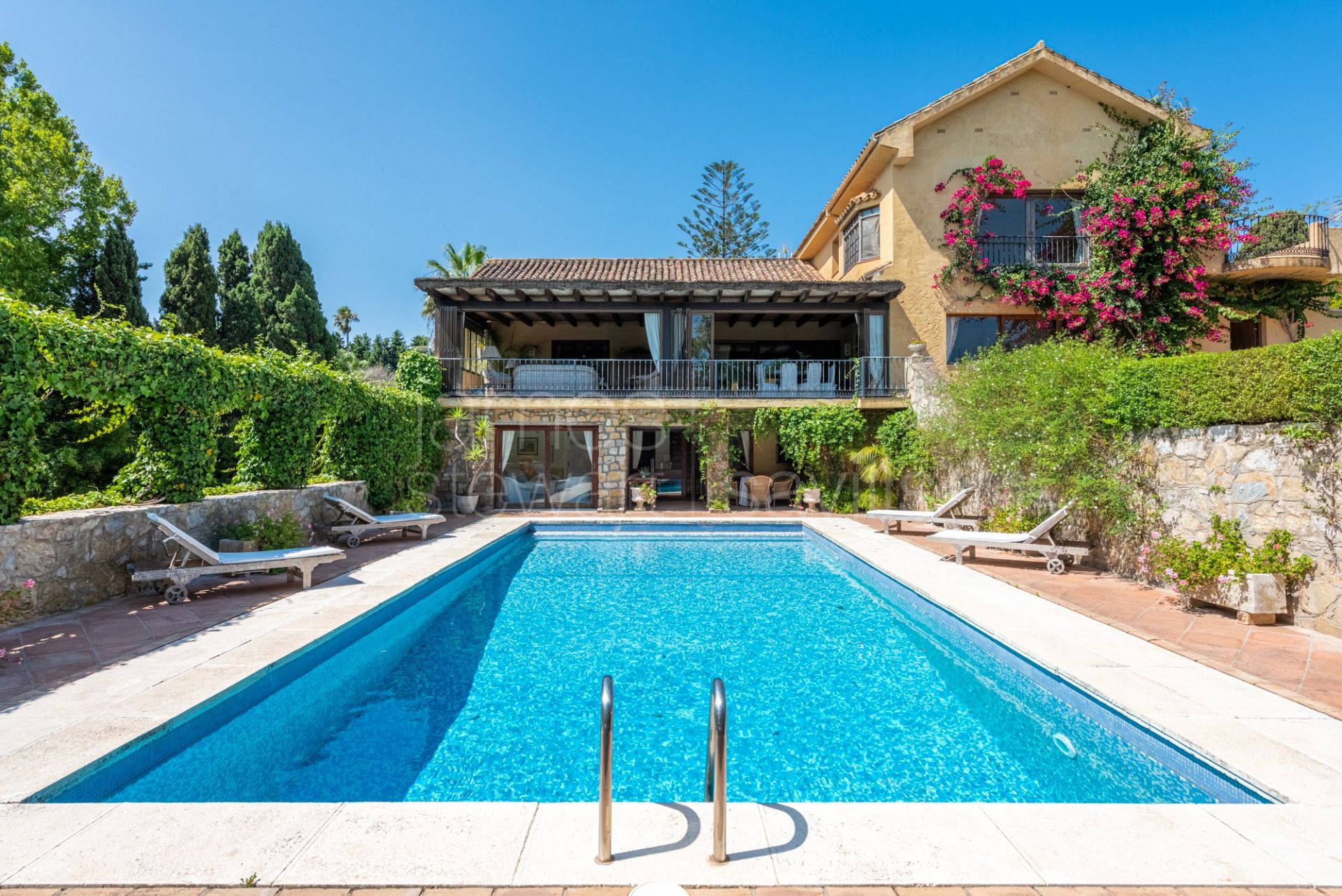 Unbeatable location frontline to Real Sotogrande Golf Course