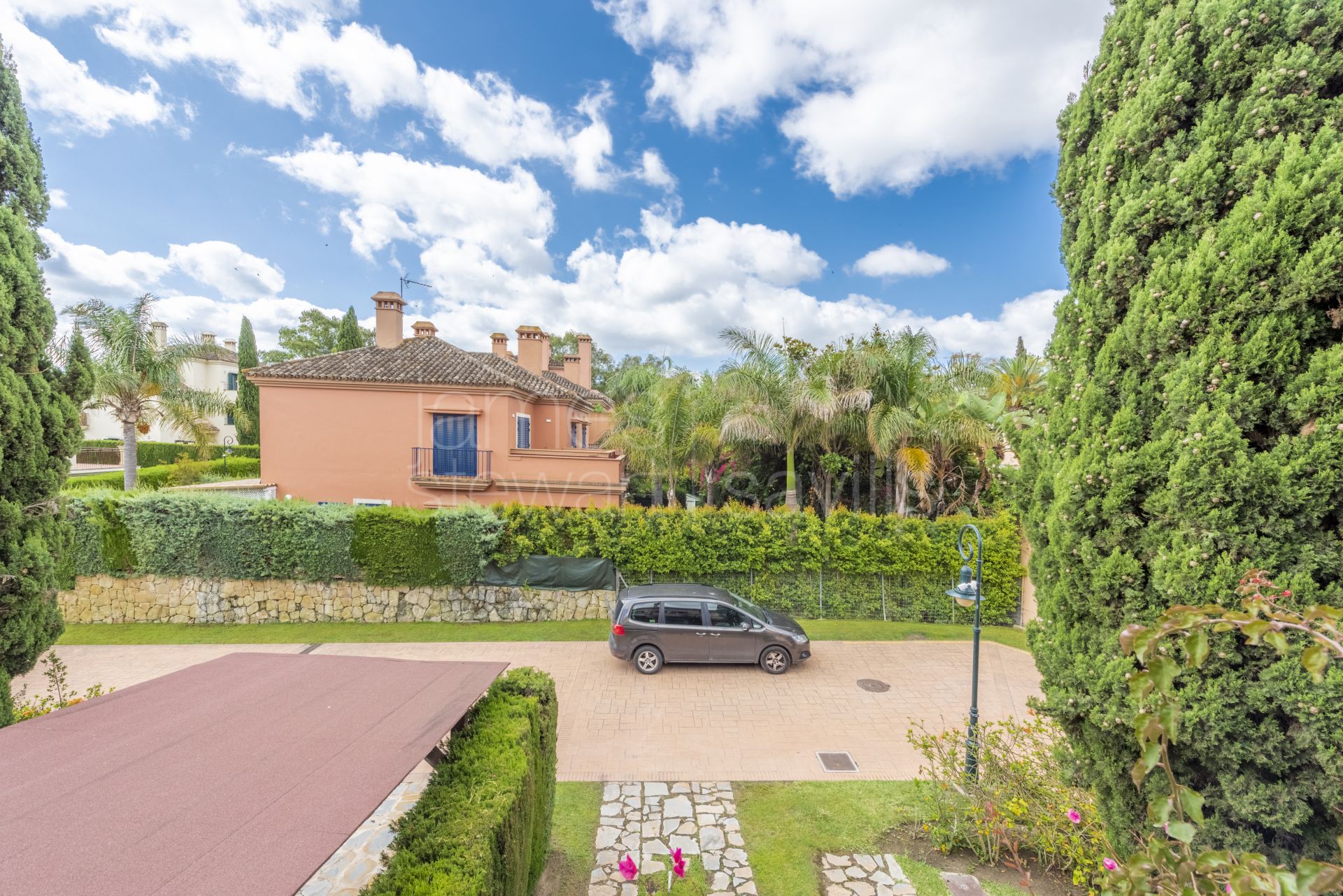 Townhouse in the ever popular El Casar area of Sotogrande Costa