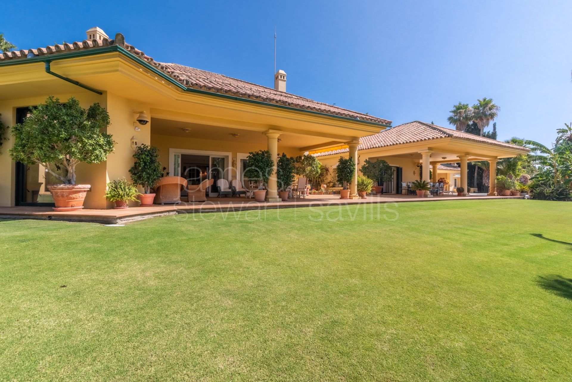 Excellent south facing villa on a plot of over 8000m2 with golf and Mediterranean views