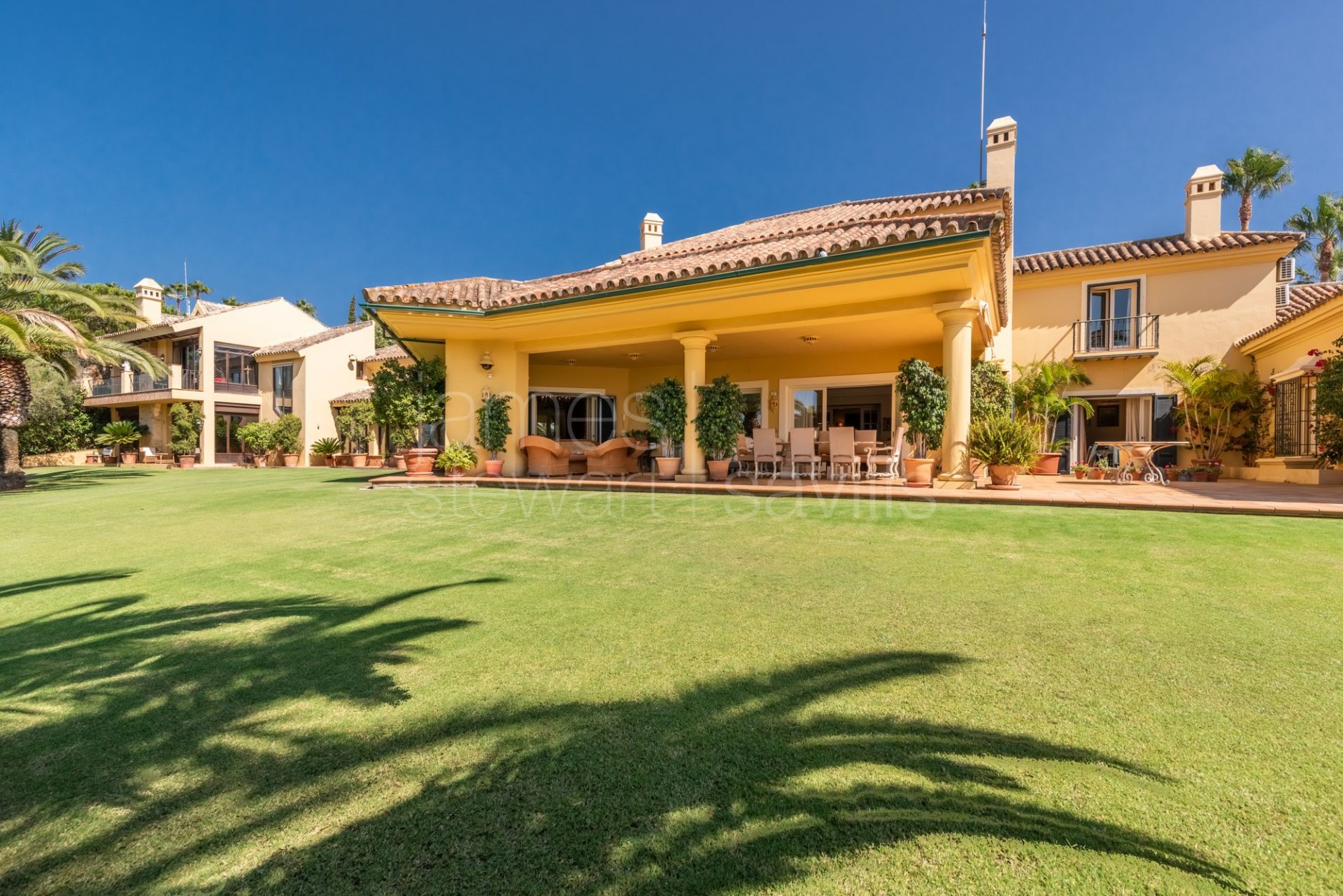 Excellent south facing villa on a plot of over 8000m2 with golf and Mediterranean views