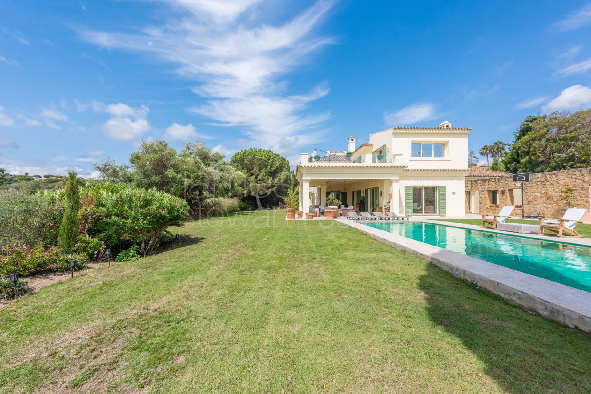 Excellent villa on 4400m2 of plot in the F zone - panoramic sea views and independent guest house