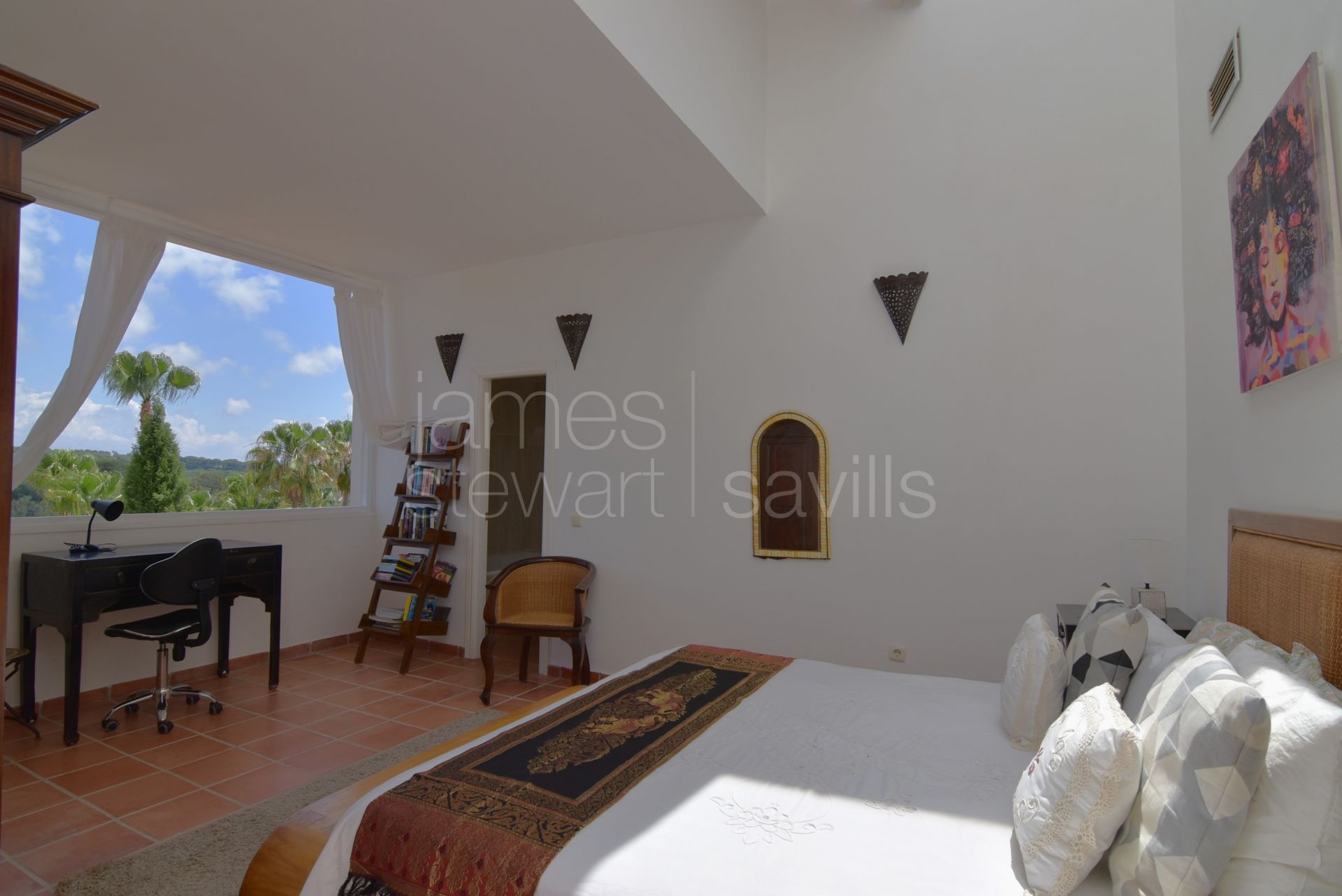 Great family home with elevated views overlooking Sotogrande and the surrounding countryside