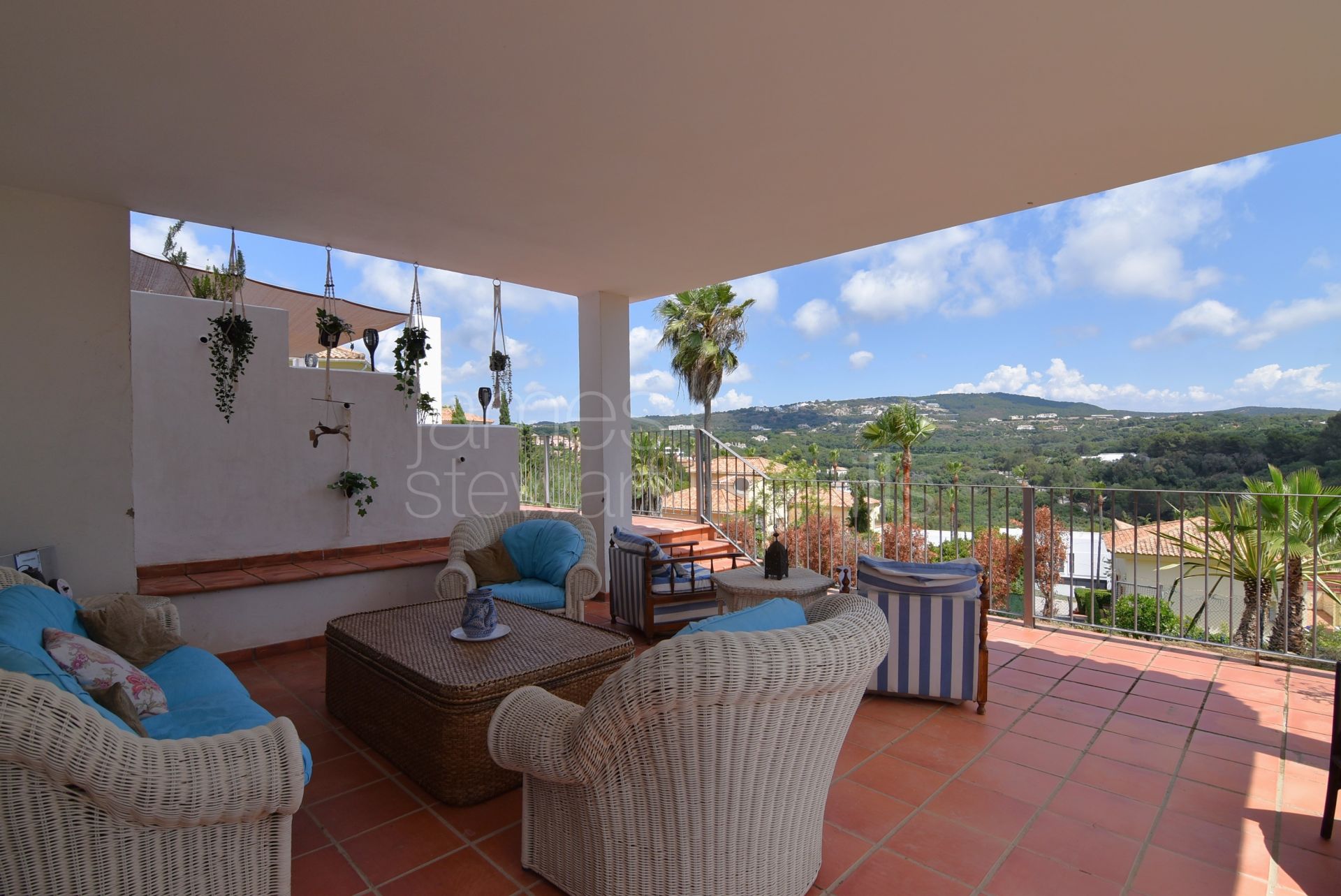 Great family home with elevated views overlooking Sotogrande and the surrounding countryside