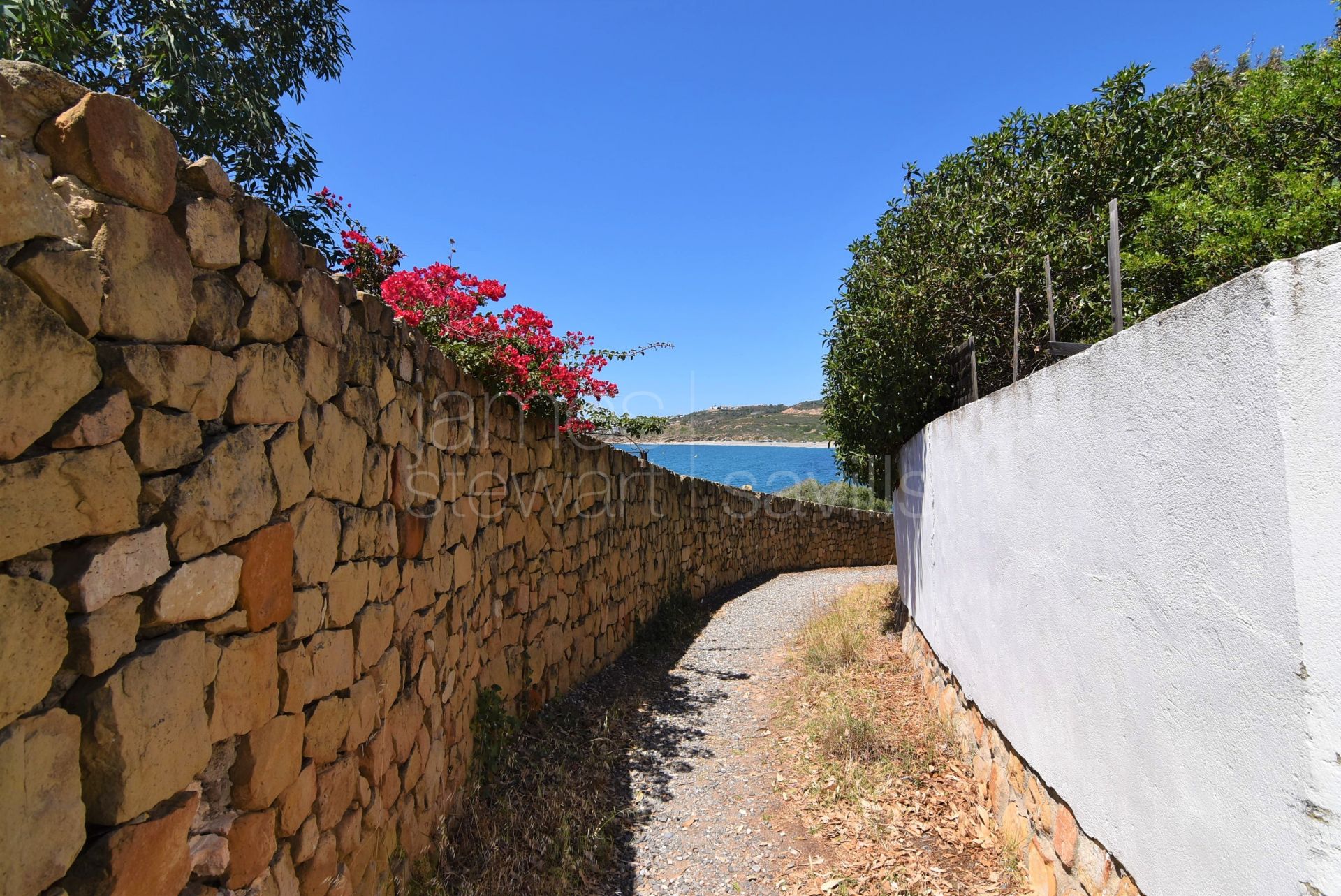 Una joya escondida con preciosas vistas al mar, a sólo 60 metros de la playa