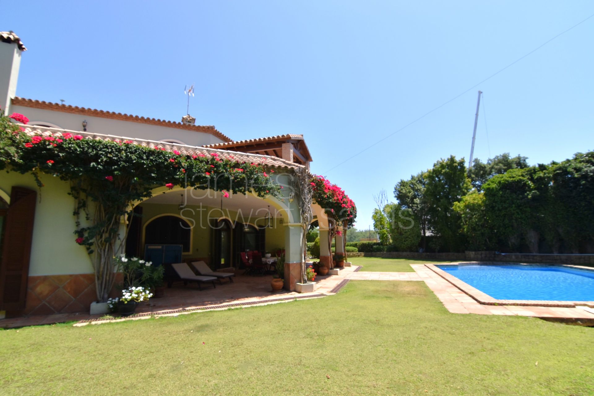 Great family home in Altos de Valderrama with football pitch/tennis court