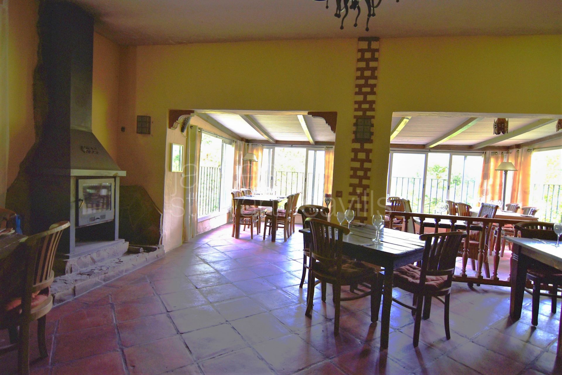 Successful country venta style restaurant for sale 10 minutes from the Costa