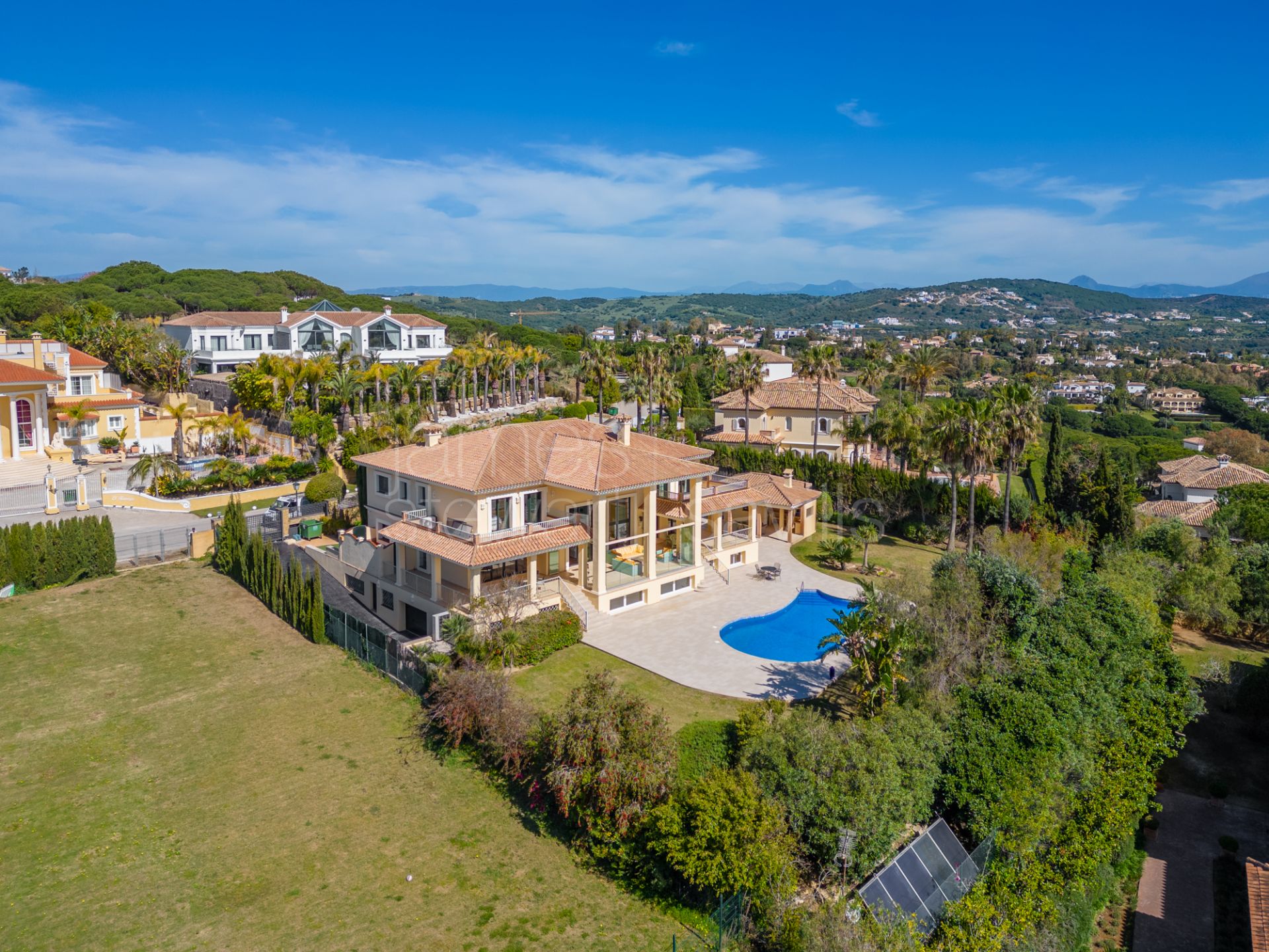 Villa con vistas al mar cerca del Hotel So-Sotogrande y el Campo de Golf Almenara