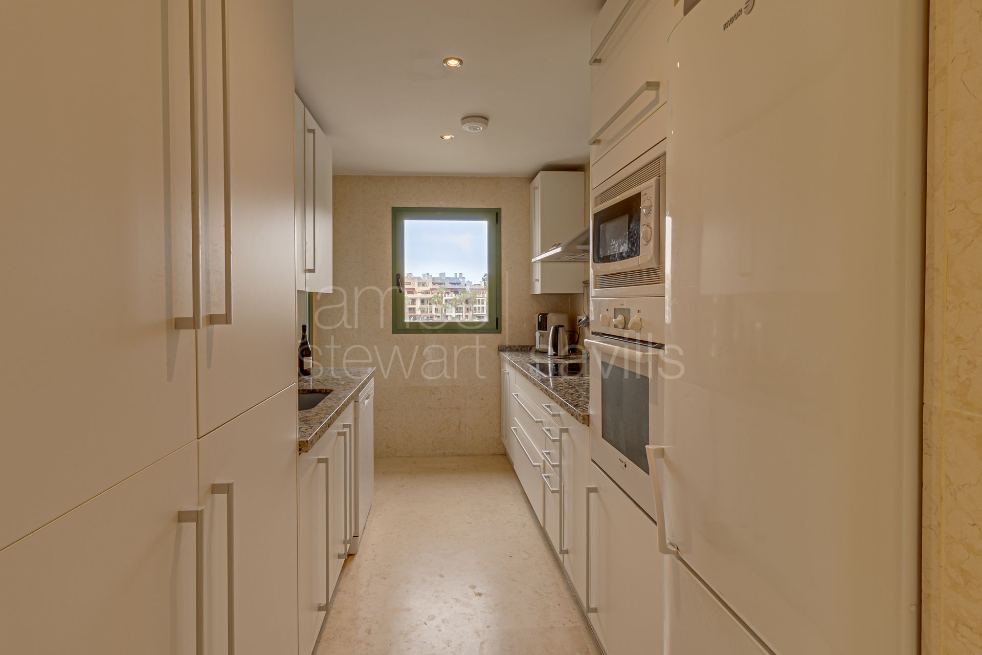 Apartamento de 2 dormitorios con vistas a La Marina de Sotogrande en Jungla del Loro