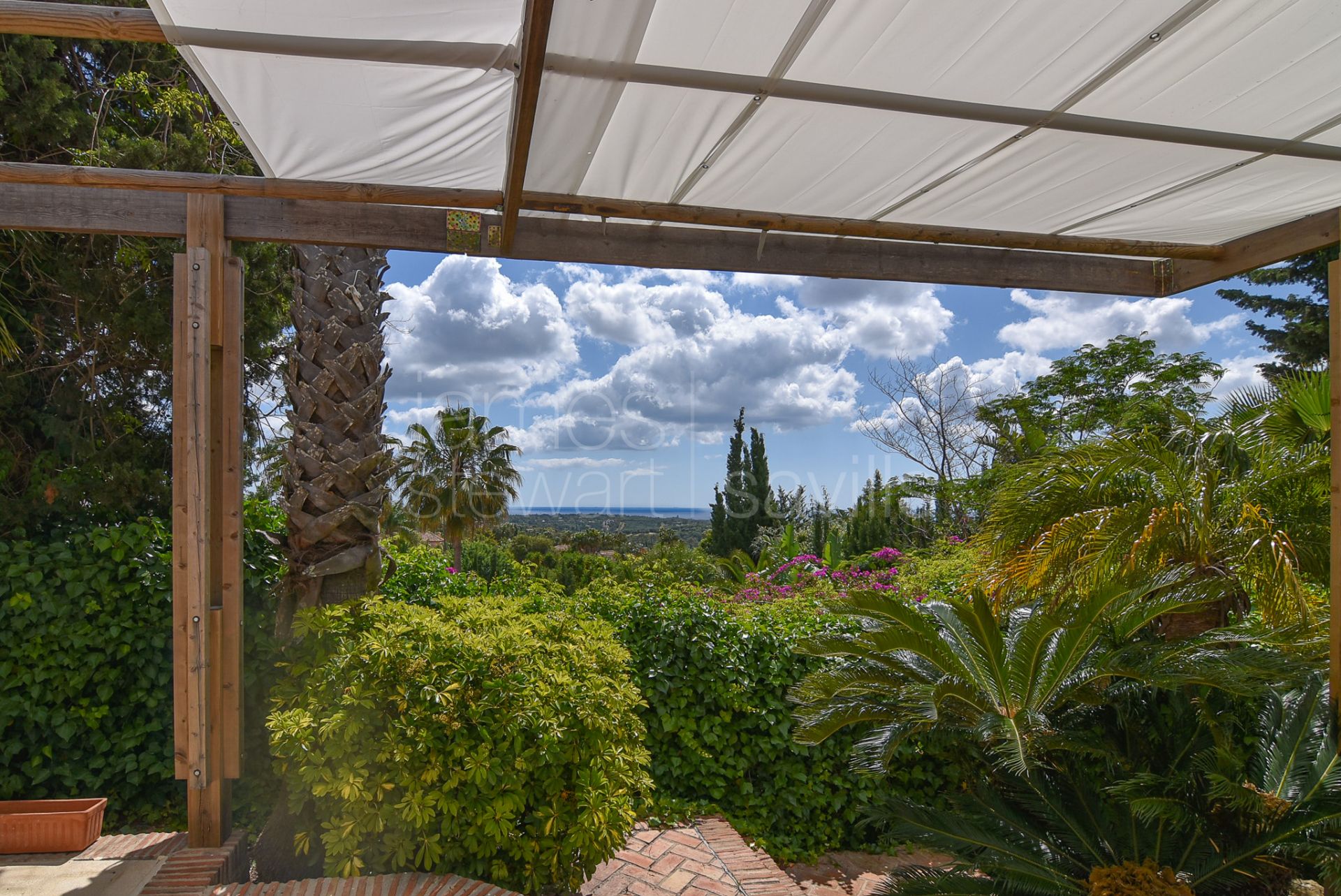 Great family home with very pretty unobstructed Mediterranean views in Sotogrande Alto