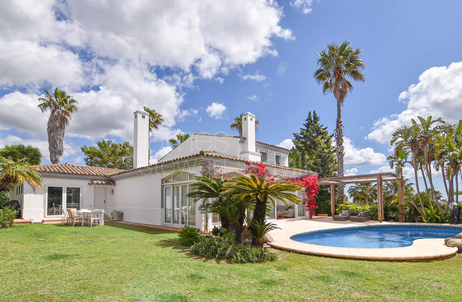 Great family home with very pretty unobstructed Mediterranean views in Sotogrande Alto